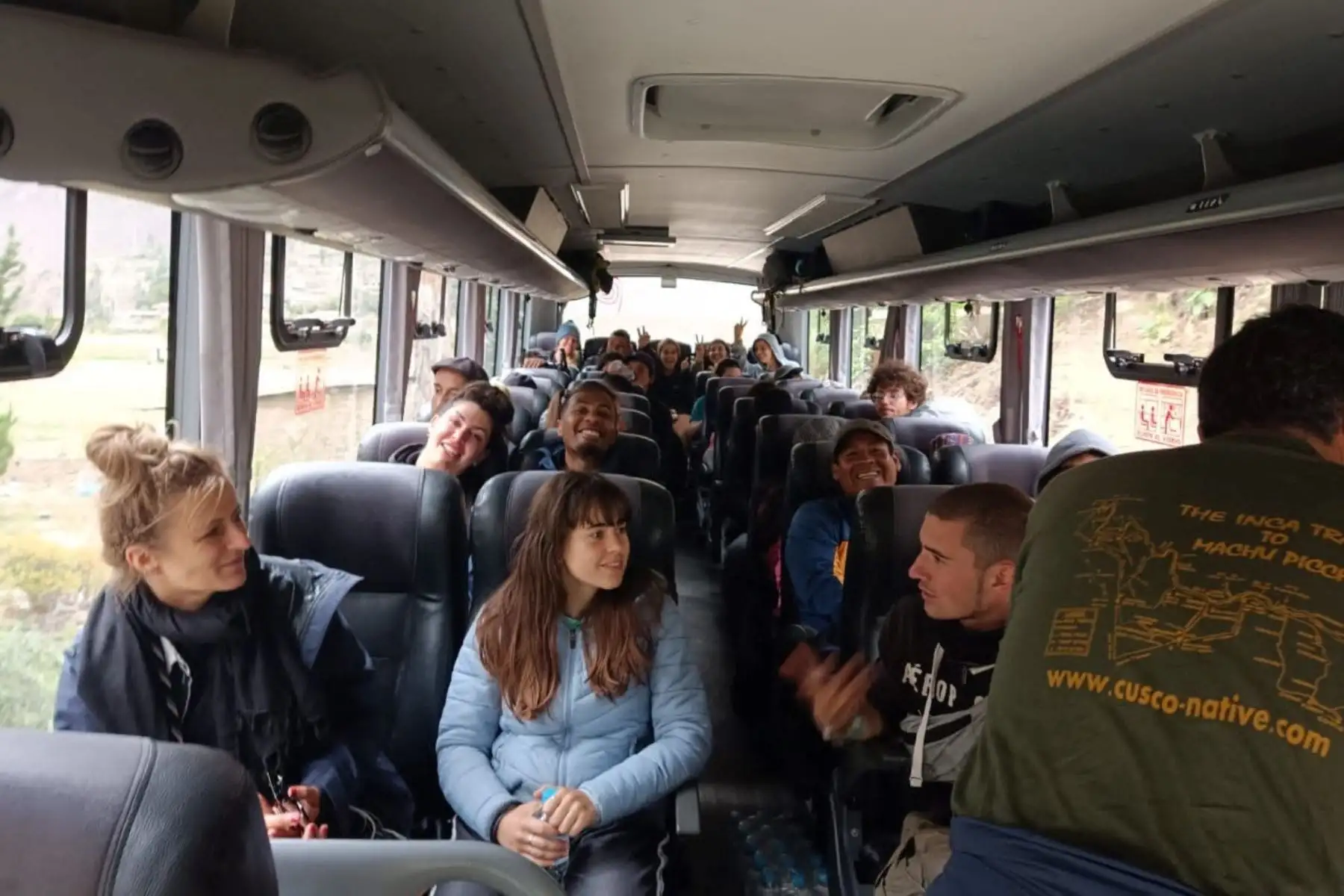 Tras seis horas de caminata por los rieles que conectan Machu Picchu y Ollantaytambo, los turistas fueron trasladados en buses a la ciudad del Cusco.