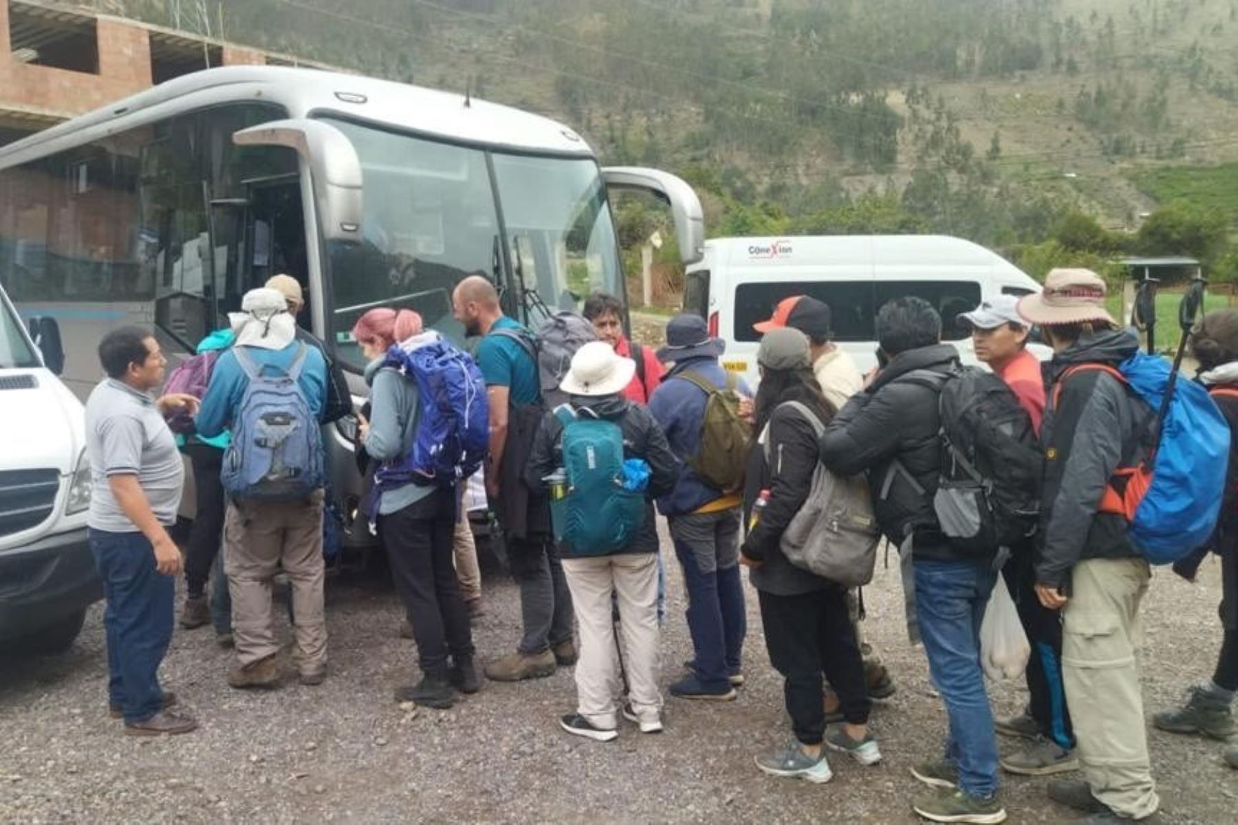 Tras seis horas de caminata por los rieles que conectan Machu Picchu y Ollantaytambo, los turistas fueron trasladados en buses a la ciudad del Cusco.