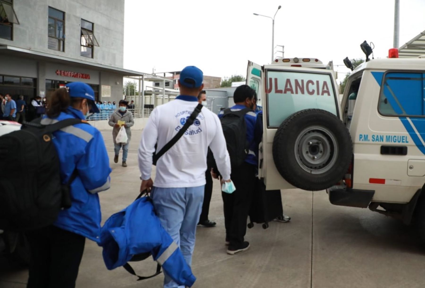 Un equipo de profesionales médicos del Hospital Perú, nosocomio itinerante de EsSalud, se trasladó a Ayacucho, para reforzar las atenciones que se vienen brindando a los pacientes que resultaron heridos durante las manifestaciones.