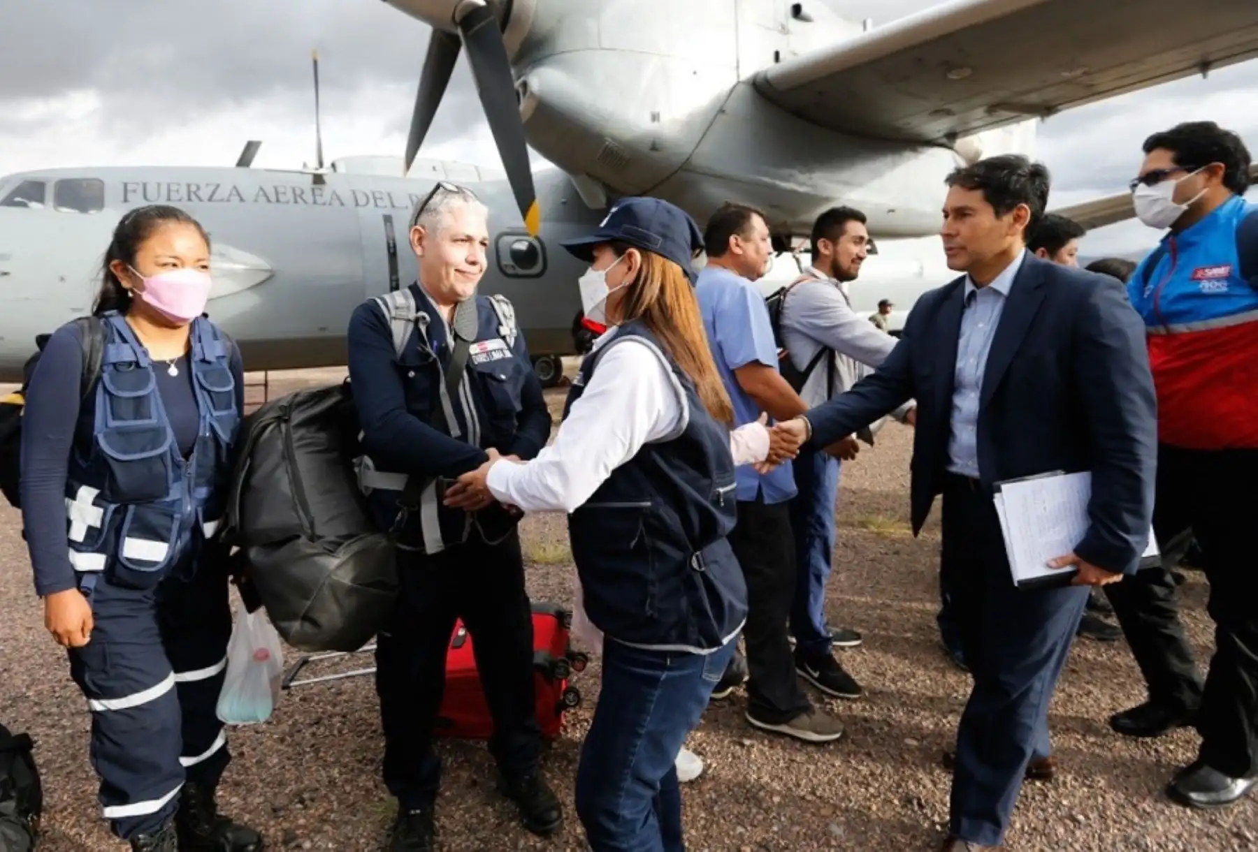 El titular del Ministerio de Desarrollo e Inclusión Social, Julio Demartini, junto a la ministra de Salud, Rosa Gutiérrez, y el viceministro de Poblaciones Vulnerables del Ministerio de la Mujer y Poblaciones Vulnerables, Mario Ríos, viajaron a Ayacucho con el apoyo de la Fuerza Aérea del Perú para el traslado de personal de salud y equipo médico, con el objetivo de reforzar la atención a las personas afectadas por los conflictos sociales.