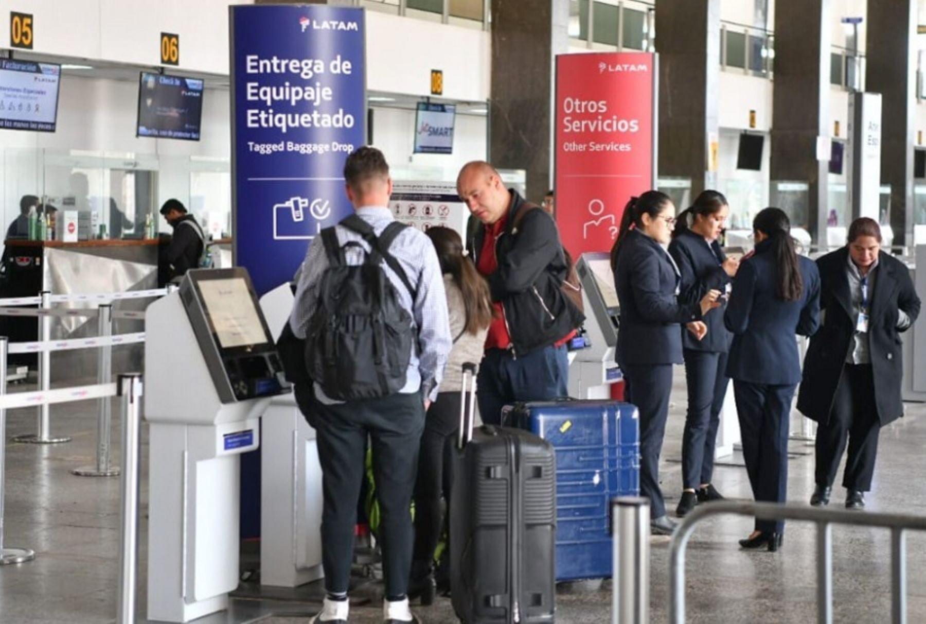 Personal de la Oficina Regional del Indecopi en Cusco atendió a los pasajeros que se encontraban en los exteriores, trasladándoles la información de los canales de contacto brindada por las aerolíneas.