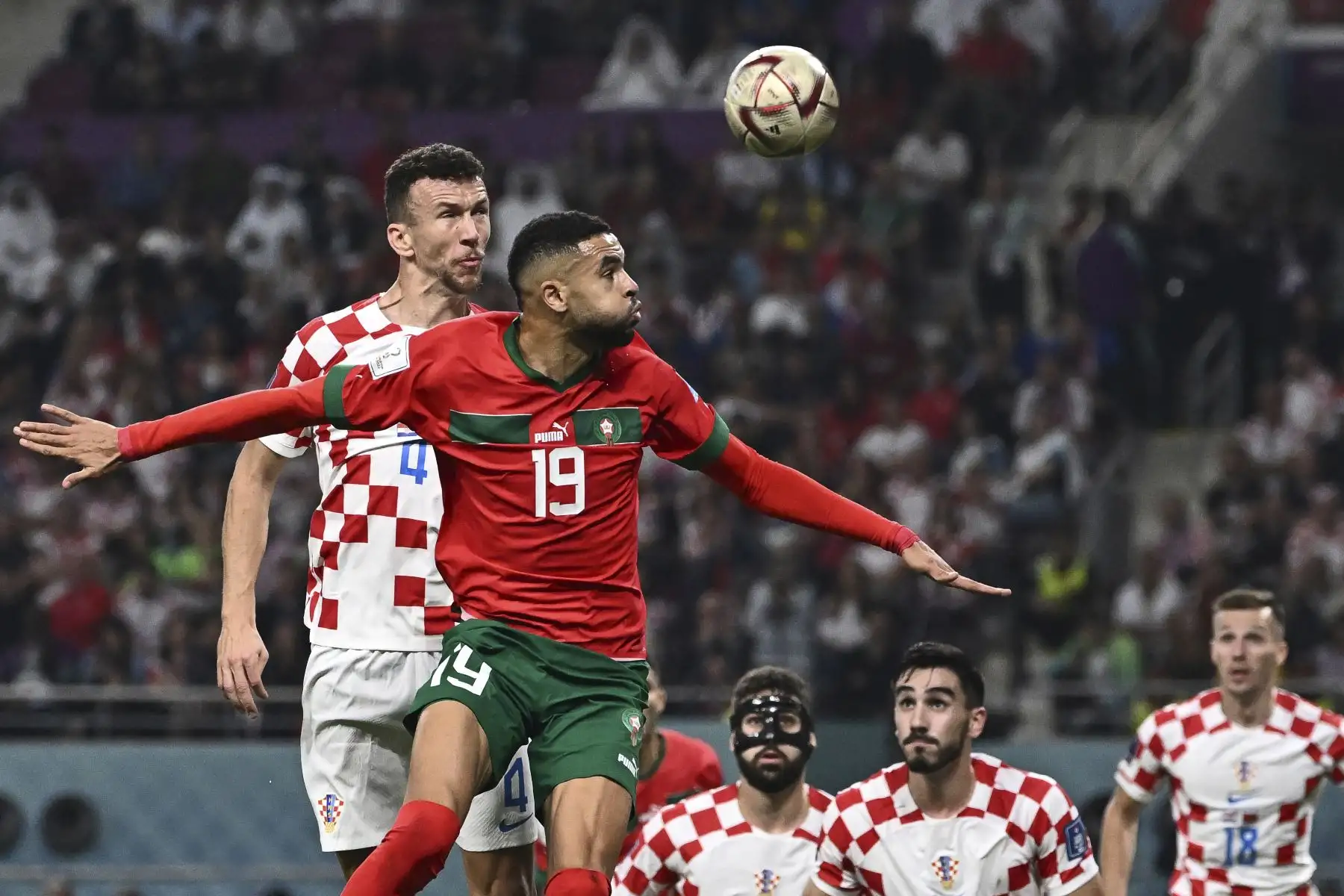 El delantero de Marruecos 19 Youssef En-Nesyri  y el mediocampista de Croacia 04 Ivan Perisic saltan por el balón durante el partido de fútbol por el tercer lugar de la Copa Mundial de Qatar 2022 entre Croacia y Marruecos en el Estadio Internacional Khalifa en Doha .
Joya SAMAD / AFP
