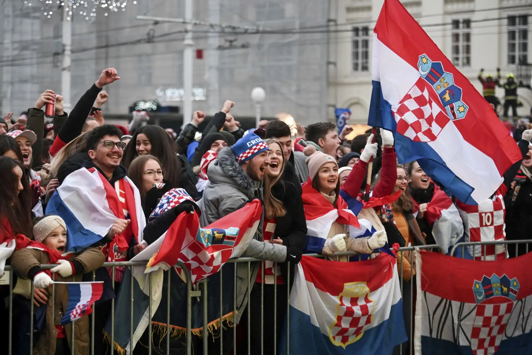 Seguidores croata ondea una bandera mientras los aficionados ven el partido por el tercer puesto de la Copa Mundial de Fútbol de Qatar 2022 entre Croacia y Marruecos en Zagreb.
DENIS LOVROVIC / AFP