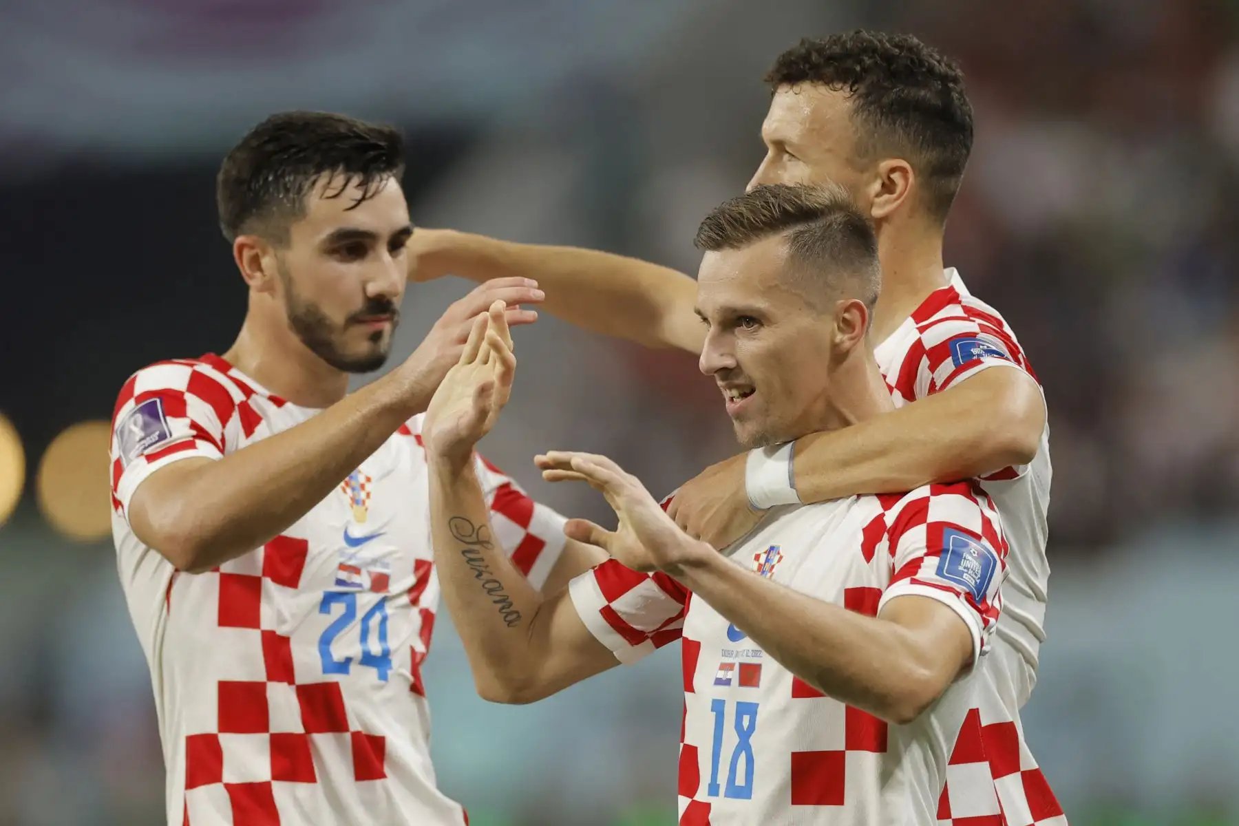 El delantero croata 18 Mislav Orsic celebra con sus compañeros de equipo después de marcar el segundo gol de su equipo durante el partido de fútbol por el tercer lugar de la Copa Mundial de Qatar 2022 entre Croacia y Marruecos en el Estadio Internacional Khalifa en Doha. Foto: AFP