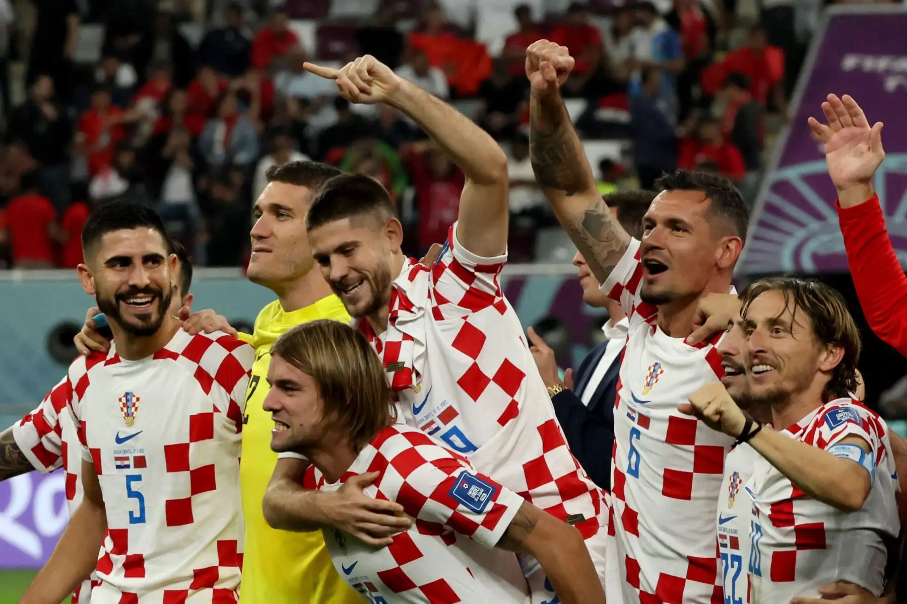 Los jugadores de Croacia celebran después de ganar el partido de fútbol por el tercer puesto de la Copa Mundial de Qatar 2022 entre Croacia y Marruecos en el Estadio Internacional Khalifa en Doha. Foto: AFP)
