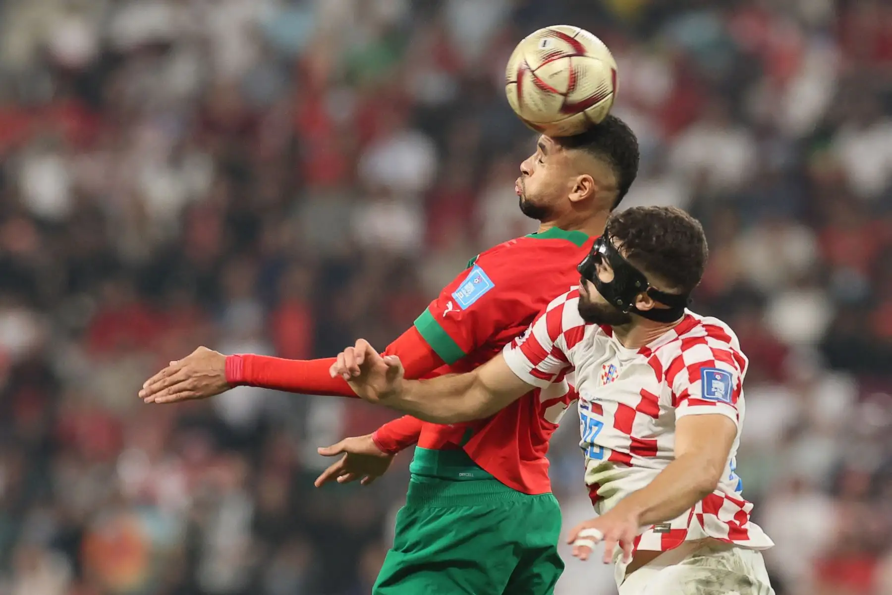 El defensa croata 20 Josko Gvardiol y el delantero marroquí 19 Youssef En-Nesyri saltan para cabecear el balón durante el partido de fútbol por el tercer puesto de la Copa Mundial de Qatar 2022 entre Croacia y Marruecos en el Estadio Internacional Khalifa en Doha. Foto: AFP