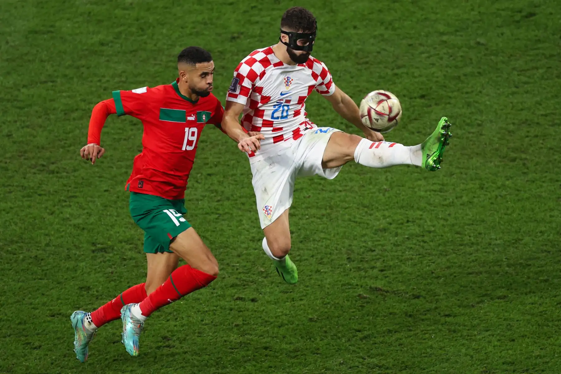 El delantero marroquí Youssef En-Nesyri y el defensor croata Josko Gvardiol luchan por el balón durante el partido de desempate por el tercer puesto de la Copa Mundial de Fútbol de Qatar 2022 entre Croacia y Marruecos en el Estadio Internacional Khalifa en Doha. Foto: AFP