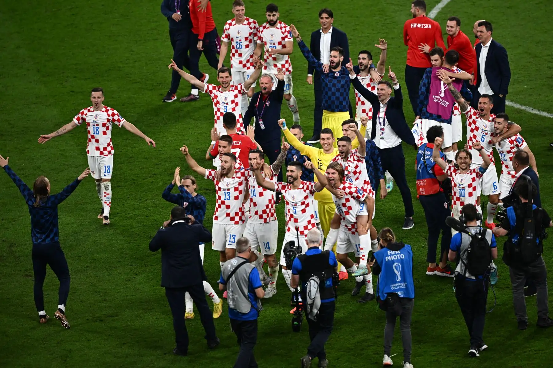 Los jugadores de Croacia celebran ganar el partido de desempate por el tercer puesto de la Copa Mundial de Fútbol Qatar 2022 entre Croacia y Marruecos en el Estadio Internacional Khalifa en Doha. Foto: AFP