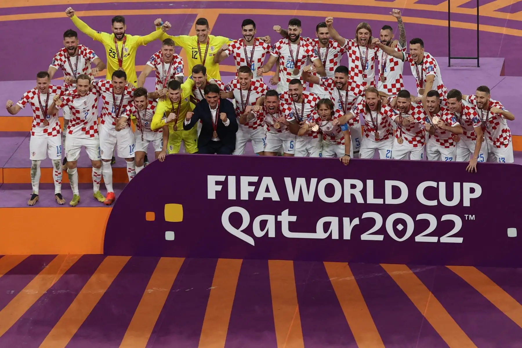 Los jugadores de Croacia celebran con medallas después de ganar el partido de desempate por el tercer puesto de la Copa Mundial de Fútbol Qatar 2022 entre Croacia y Marruecos en el Estadio Internacional Khalifa en Doha. Foto: AFP