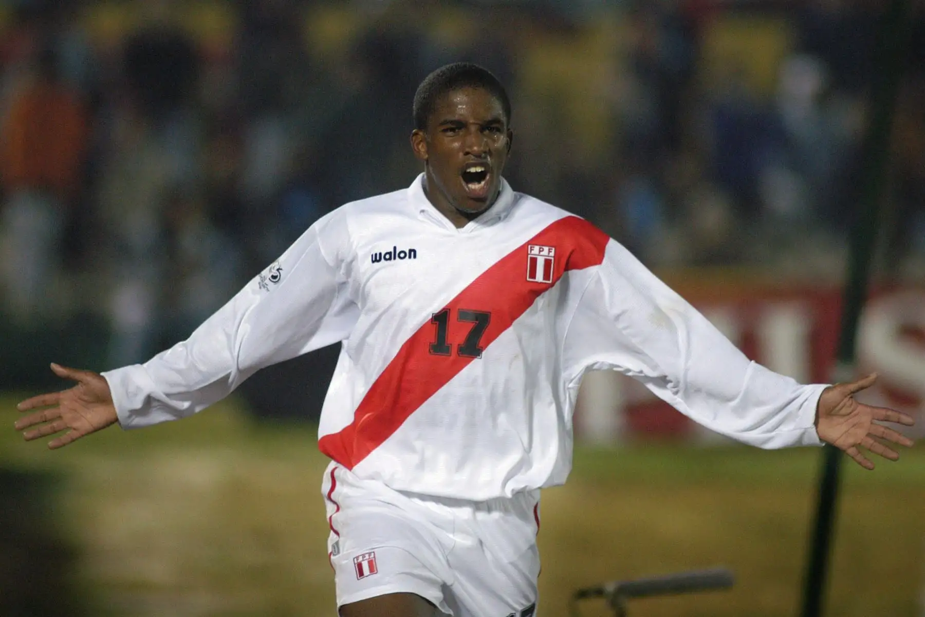 Montevideo - 1 junio 2004 / El jugador peruano Jefferson Farfán celebra el tercer gol  para su equipo durante un encuentro de la sexta jornada por las eliminatorias para el Mundial de fútbol Alemania 2006. Perú se impone como visitante 3-0 ante Uruguay. Foto: Agencia EFE Montevideo - 1 junio 2004 / El jugador peruano Jefferson Farfán celebra el tercer gol  para su equipo durante un encuentro de la sexta jornada por las eliminatorias para el Mundial de fútbol Alemania 2006. Perú se impone como visitante 3-0 ante Uruguay. Foto: Agencia EFE