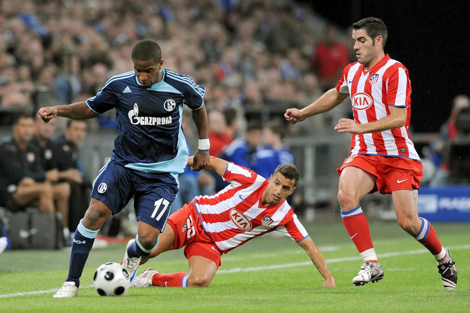 Gelsenkirchen, Alemania - 1 agosto 2008/  El jugador del FC Schalke 04 Jefferson Farfán  disputa el balón con sus rivales del Atlético de Madrid  durante el partido de ida de la tercera ronda clasificatoria de la Liga de Campeones. Foto: Agencia AFP Gelsenkirchen, Alemania - 1 agosto 2008/  El jugador del FC Schalke 04 Jefferson Farfán  disputa el balón con sus rivales del Atlético de Madrid  durante el partido de ida de la tercera ronda clasificatoria de la Liga de Campeones. Foto: Agencia AFP