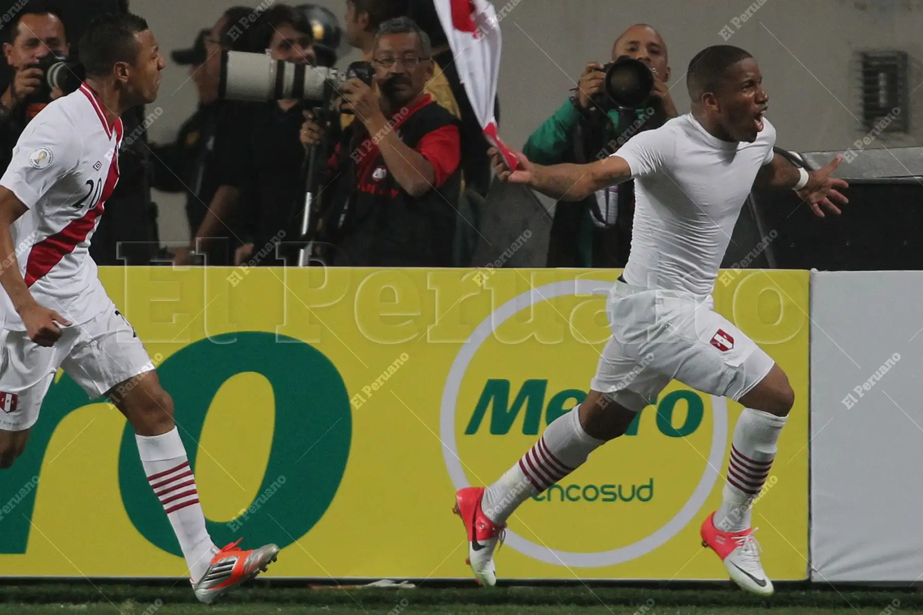 Lima - 7 setiembre 2012 / Jefferson Farfán celebra su segundo gol en el triunfo peruano sobre Venezuela por 2-1 por las eliminatorias para el mundial Brasil 2014. Foto: Diario Oficial El Peruano / Carlos Lezama Lima - 7 setiembre 2012 / Jefferson Farfán celebra su segundo gol en el triunfo peruano sobre Venezuela por 2-1 por las eliminatorias para el mundial Brasil 2014. Foto: Diario Oficial El Peruano / Carlos Lezama