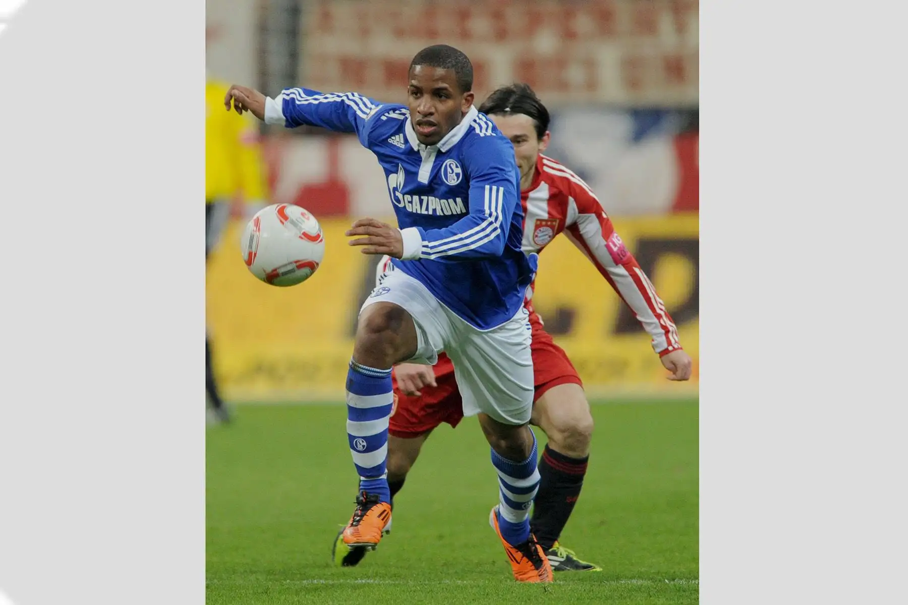 Munich, Alemania - 2 febrero 2011 /  El jugador del Schalke 04 Jefferson Farfán supera a Danijel Pranjic del Bayern Munich durante la semifinal de la Copa Alemana en el Allianz Arena de Munich. Foto: Agencia EFE Munich, Alemania - 2 febrero 2011 /  El jugador del Schalke 04 Jefferson Farfán supera a Danijel Pranjic del Bayern Munich durante la semifinal de la Copa Alemana en el Allianz Arena de Munich. Foto: Agencia EFE