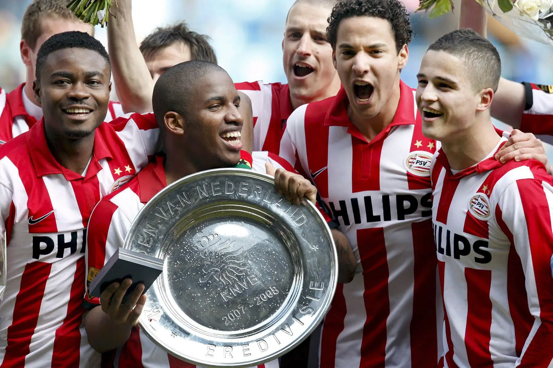 Arnhem, Holanda -20 abril 2008 /  Los jugadores del PSV Eindhoven, Eric Addo, Jefferson Farfán,Timmy Simons, Otman Bakkal y Ibrahim Afellay,  posan con el trofeo del campeonato nacional del fútbol holandés. Foto: Agencia EFE