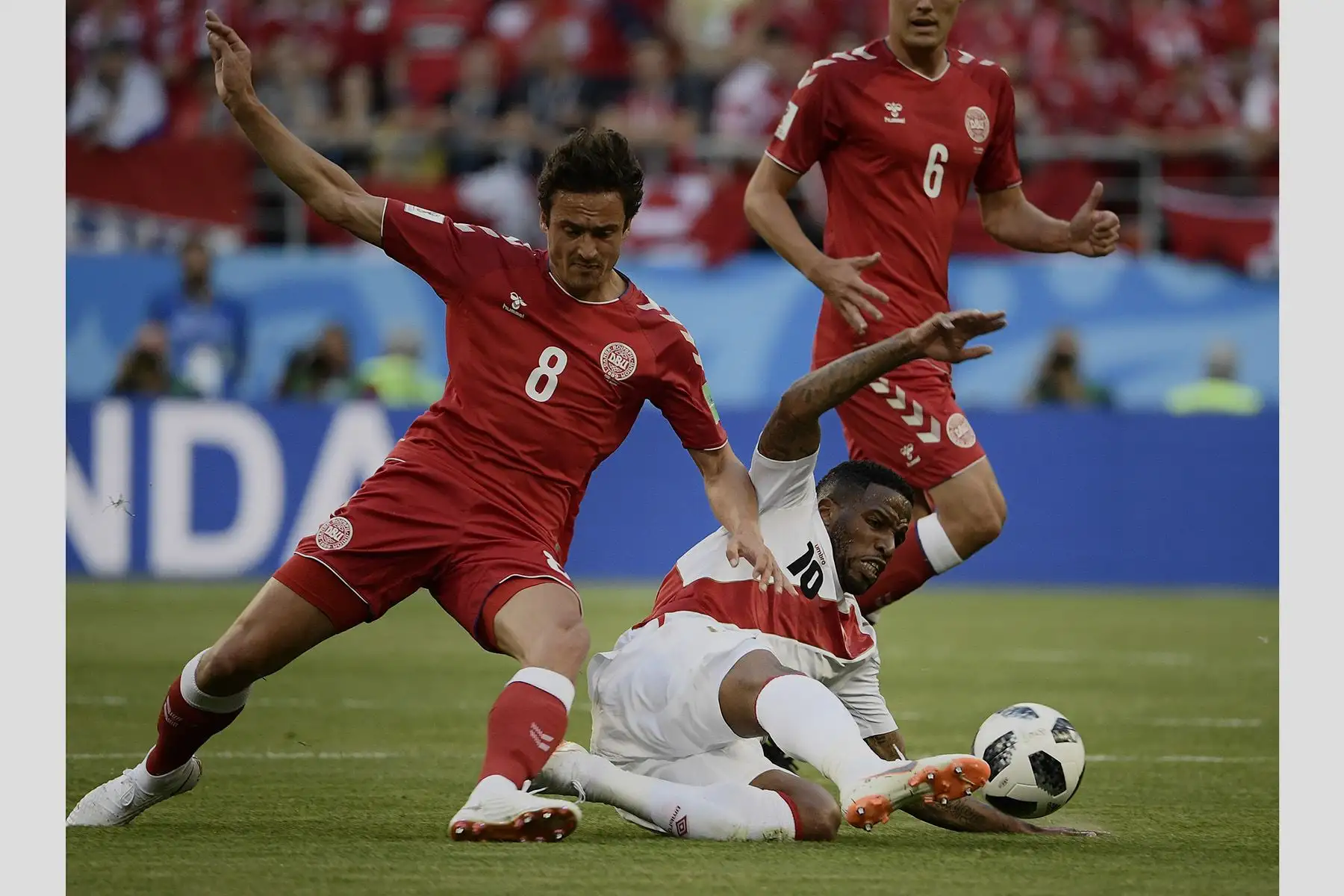Saransk, Rusia - 16 junio 2018 / Jefferson Farfán disputa el balón durante el partido entre Perú y Dinamarca en el estadio Mordovia Arena en el primer partido del Grupo C del mundial de Rusia 2018. Foto: Agencia AFP Saransk, Rusia - 16 junio 2018 / Jefferson Farfán disputa el balón durante el partido entre Perú y Dinamarca en el estadio Mordovia Arena en el primer partido del Grupo C del mundial de Rusia 2018. Foto: Agencia AFP