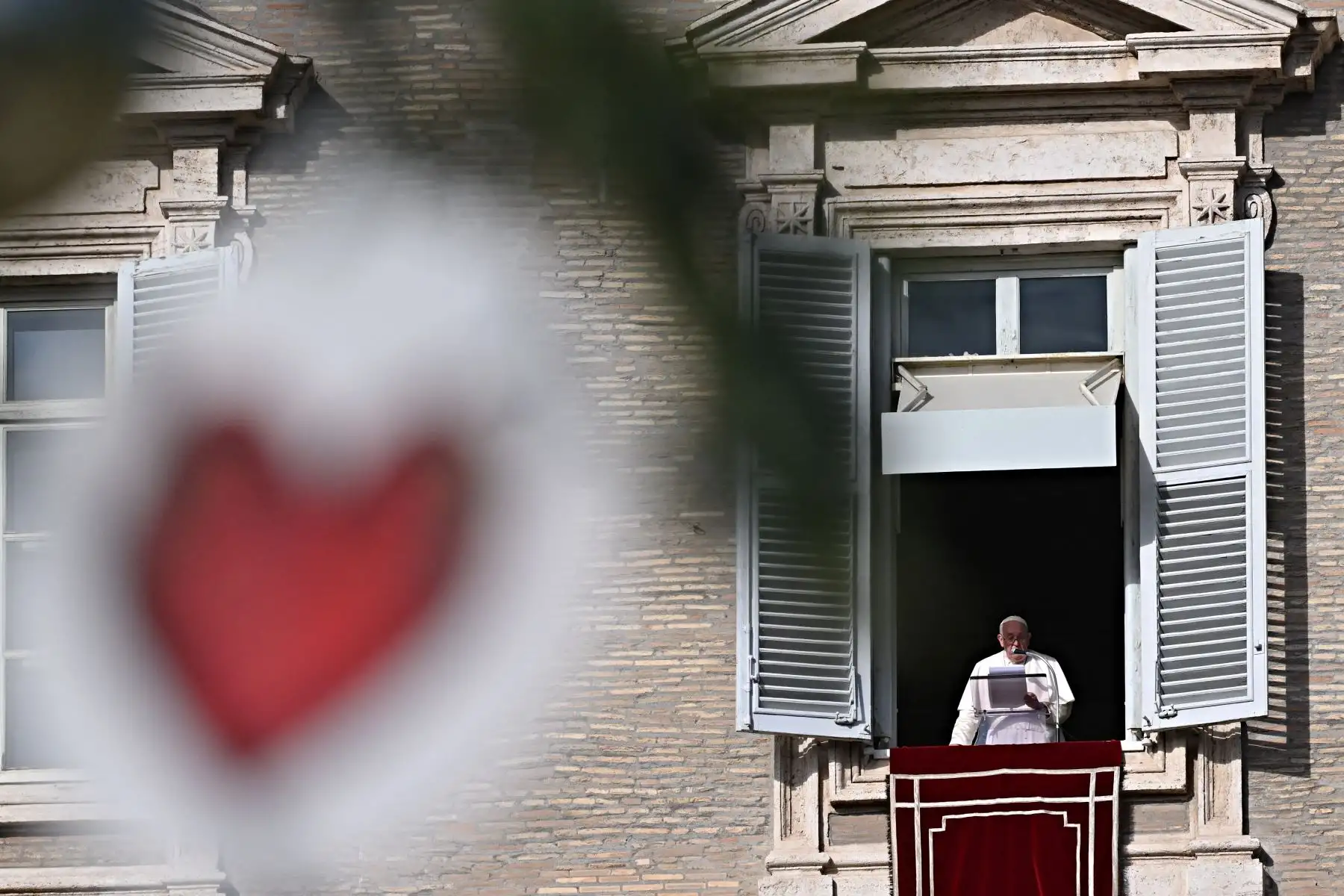 Hoy domingo 18 de diciembre después del rezo del Ángelus, desde la Plaza de San Pedro, en Roma, el papa Francisco oró por la paz y por el cese de la violencia en el Perú, y que se emprenda el camino del diálogo para superar la crisis política y social que aqueja a la población. 
Foto: AFP