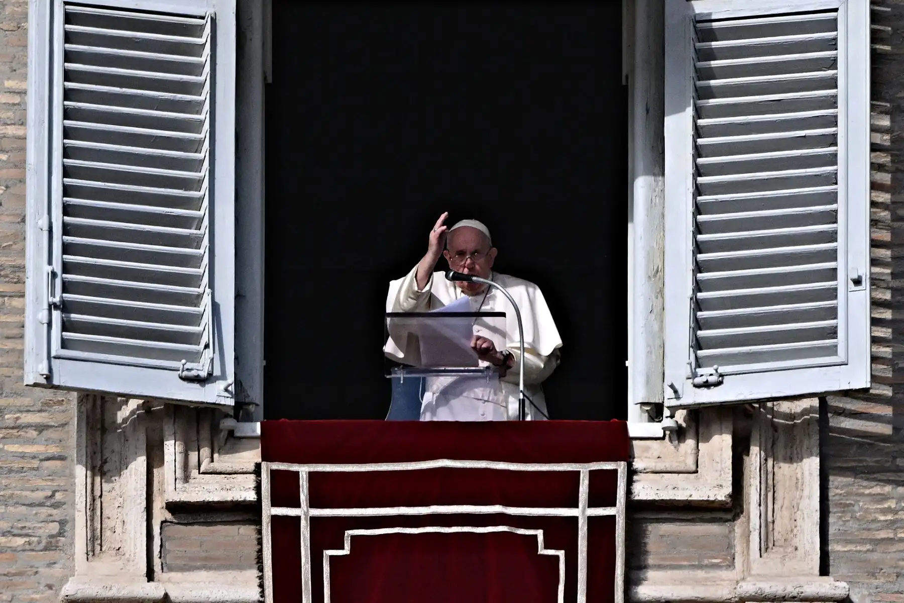 Hoy domingo 18 de diciembre después del rezo del Ángelus, desde la Plaza de San Pedro, en Roma, el papa Francisco oró por la paz y por el cese de la violencia en el Perú, y que se emprenda el camino del diálogo para superar la crisis política y social que aqueja a la población. 
Foto: AFP