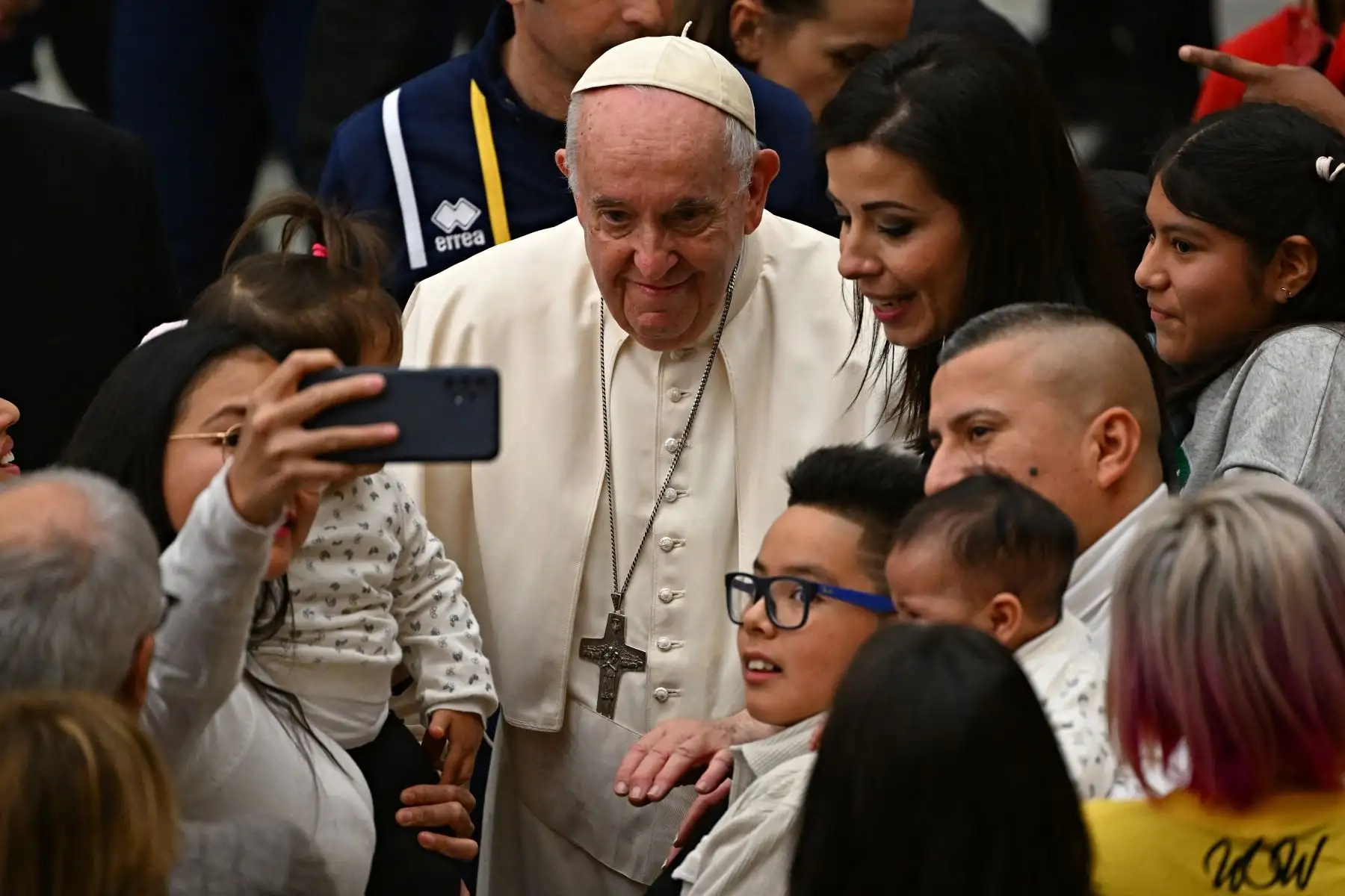 El Papa Francisco saluda a los niños y al personal del Dispensario de Santa Marta, que se dedica a ayudar a los niños necesitados, durante una audiencia privada en el Aula Pablo VI del Vaticano el 18 de diciembre de 2022.
Foto: AFP
