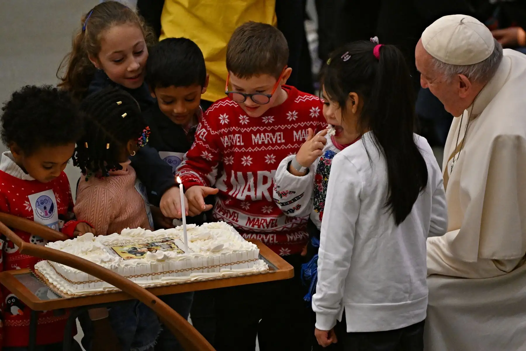 El Papa Francisco saluda a los niños y al personal del Dispensario de Santa Marta, que se dedica a ayudar a los niños necesitados, durante una audiencia privada en el Aula Pablo VI del Vaticano el 18 de diciembre de 2022.
Foto: AFP