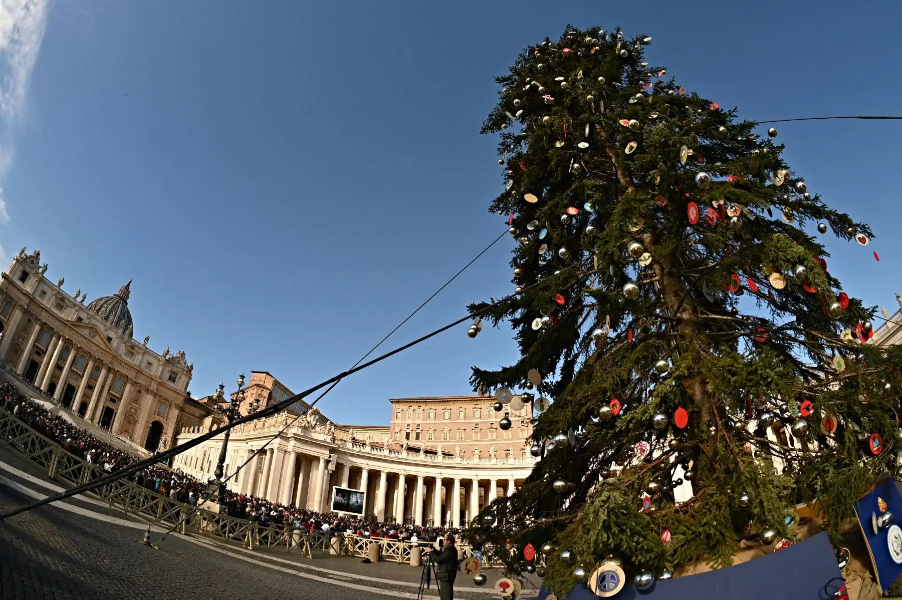 El Papa Francisco pronuncia la oración dominical del Ángelus desde la ventana de su estudio con vista a la Plaza de San Pedro en el Vaticano el 18 de diciembre de 2022.
Foto: AFP
