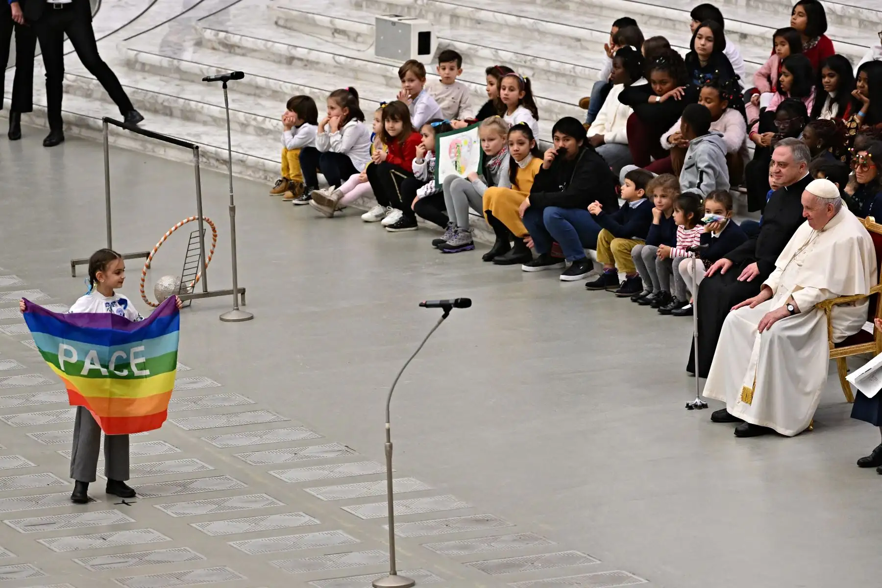 Los artistas actúan mientras el Papa Francisco asiste a una audiencia privada con niños y personal del Dispensario de Santa Marta, que se dedica a ayudar a los niños necesitados, en la sala Pablo VI del Vaticano el 18 de diciembre de 2022.
Foto: AFP