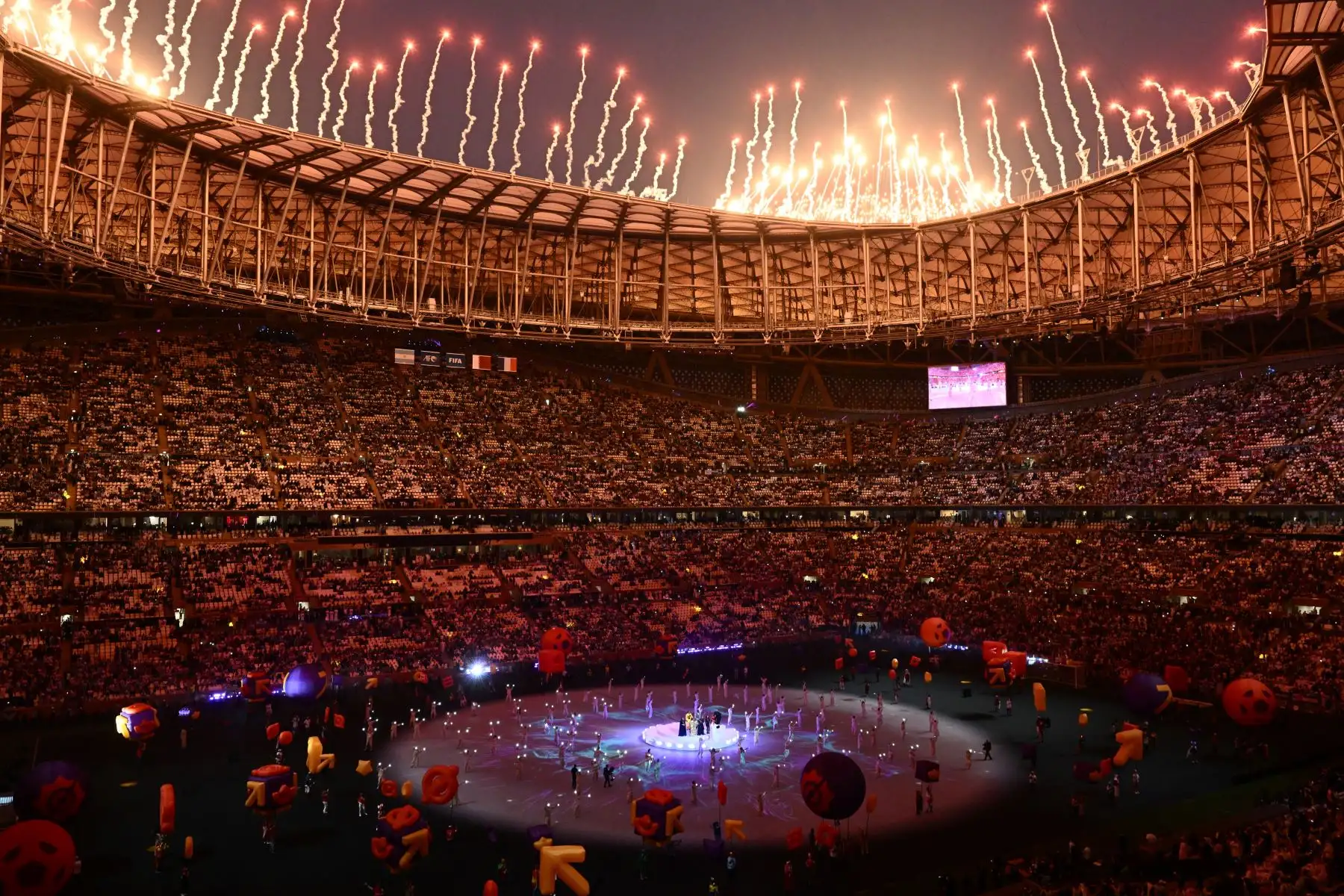Los fuegos artificiales se disparan antes del inicio del partido de fútbol final de la Copa Mundial Qatar 2022 entre Argentina y Francia en el Estadio Lusail en Lusail, al norte de Doha, el 18 de diciembre de 2022.
Foto: AFP