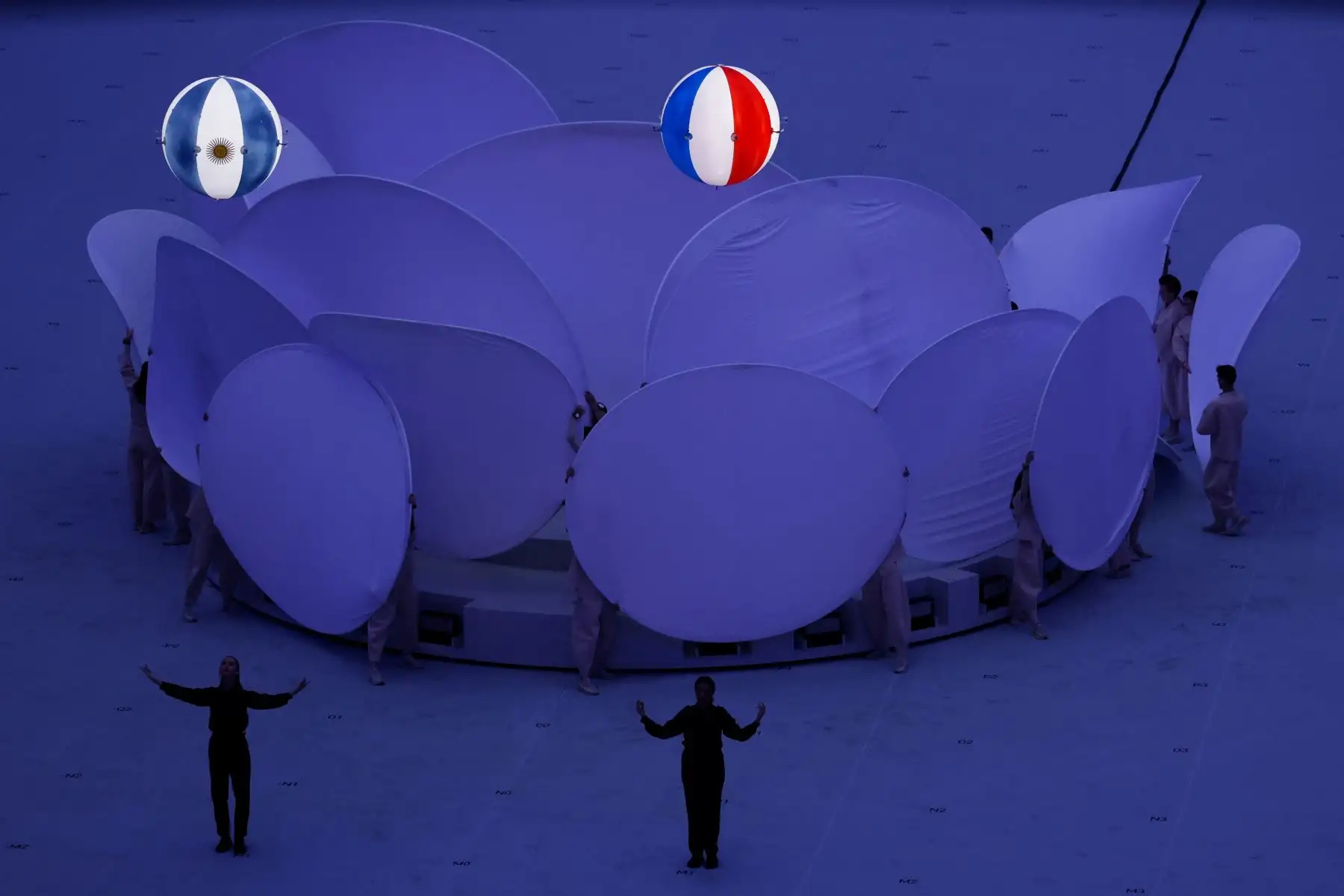El color, las banderas y los fuegos artificiales han sido lo más destacado de una breve ceremonia de clausura antes de que arranque la gran final.
Foto: AFP