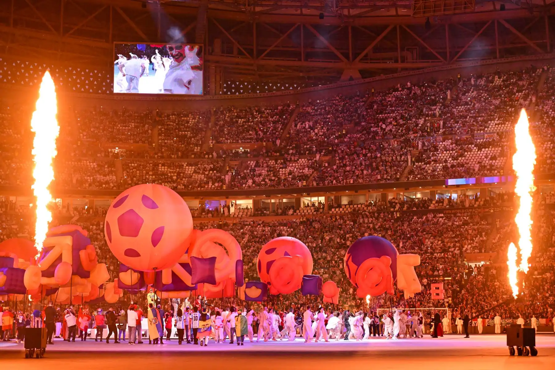 Espectáculo de luces sobre el campo, los bailarines despliegan un espectáculo de luces sobre el terreno de juego con dos lámparas cada uno, una en cada mano.
Foto: AFP