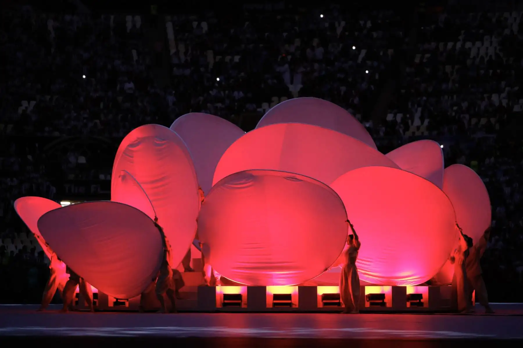 El color, las banderas y los fuegos artificiales han sido lo más destacado de una breve ceremonia de clausura antes de que arranque la gran final.
Foto: EFE