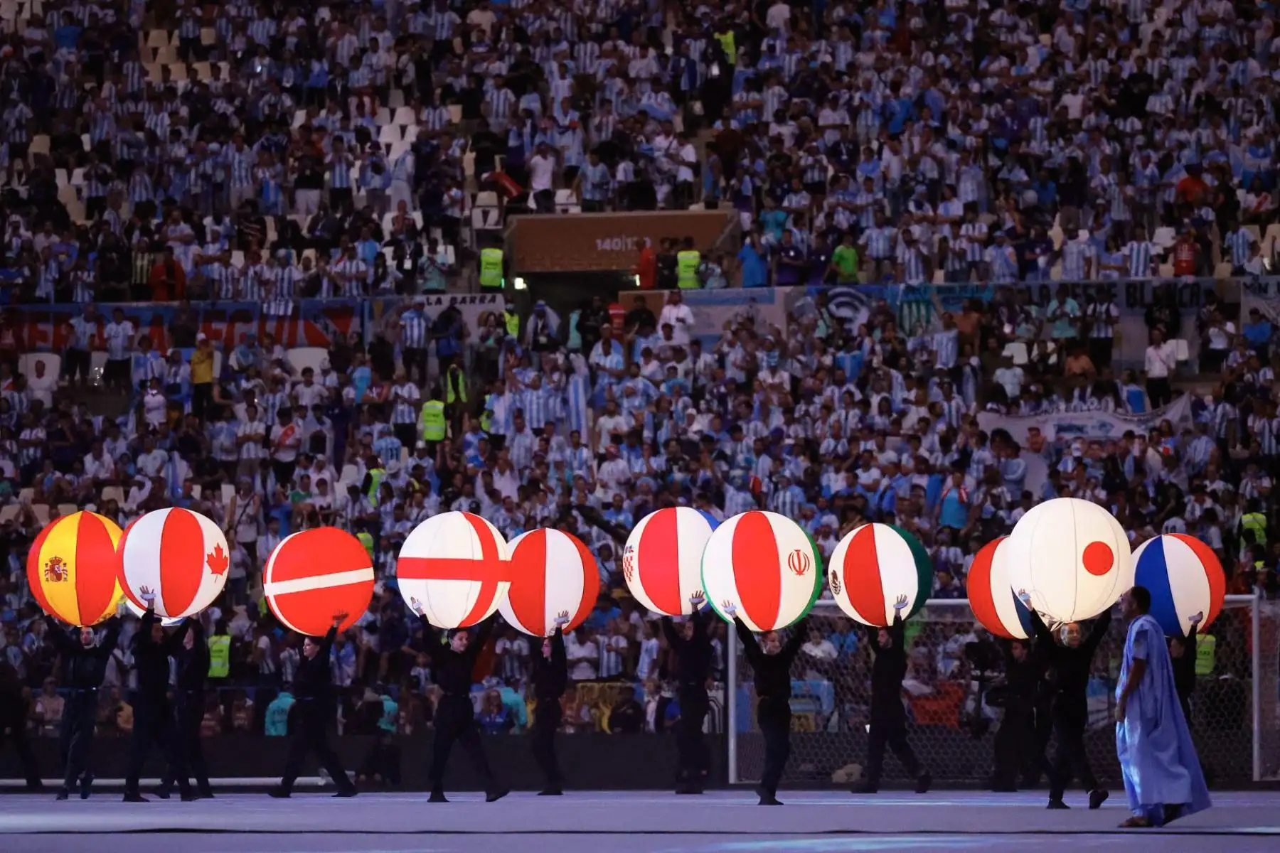Espectáculo de luces sobre el campo, los bailarines despliegan un espectáculo de luces sobre el terreno de juego con dos lámparas cada uno, una en cada mano.
Foto: EFE