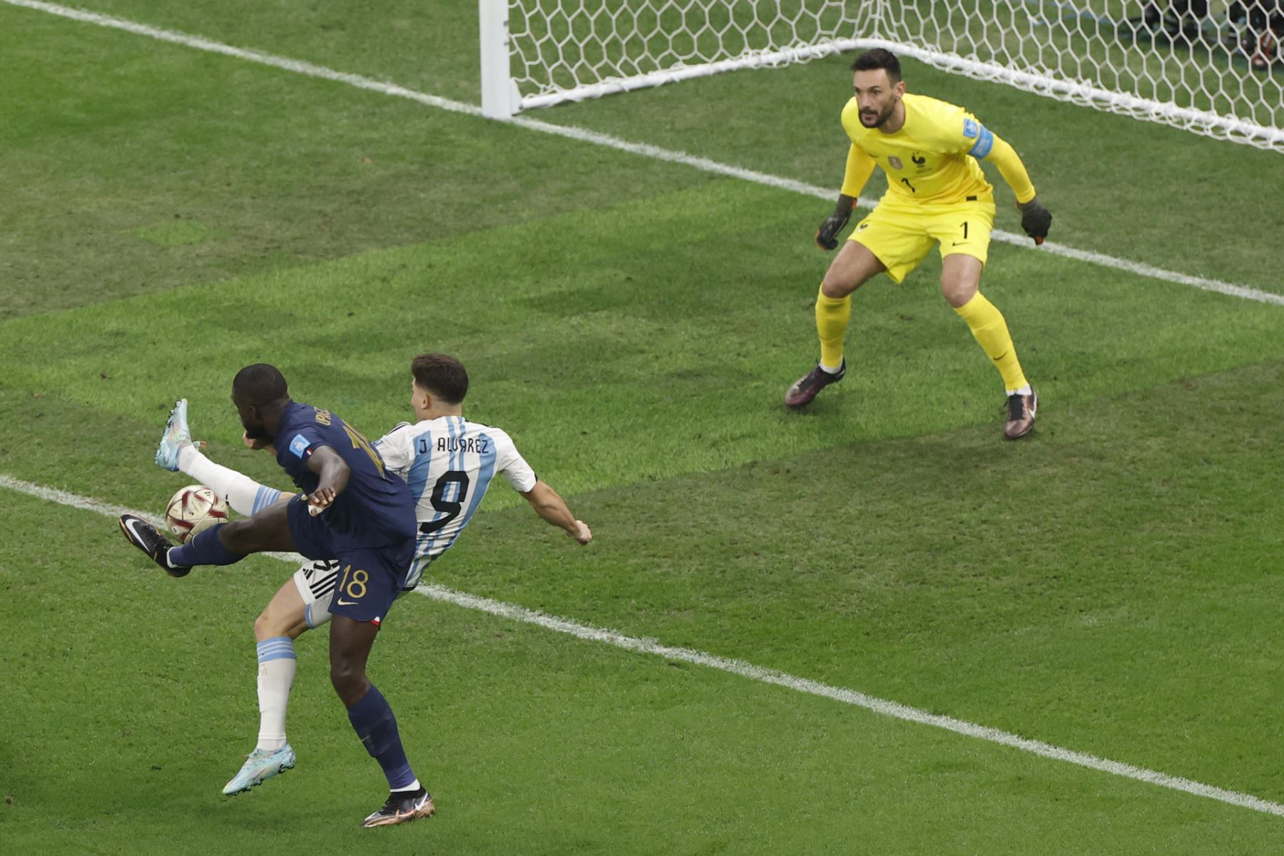 Julian Álvarez de Argentina disputa un balón con Dayot Upamecano de Francia hoy, en la final del Mundial de Fútbol Qatar 2022 entre Argentina y Francia en el estadio de Lusail (Catar).
Foto: EFE