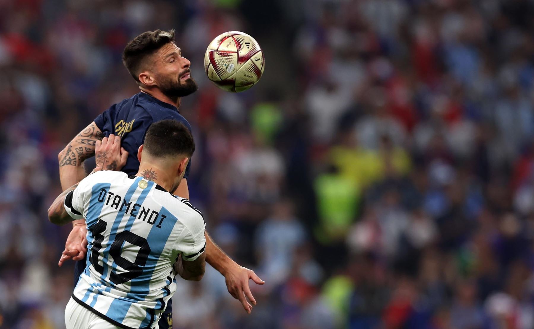 Nicolas Otamendi de Argentina en acción contra Olivier Giroud de Francia durante la final de la Copa Mundial de la FIFA 2022 entre Argentina y Francia en el estadio Lusail, Lusail, Qatar, 18 de diciembre de 2022. 
Foto: EFE