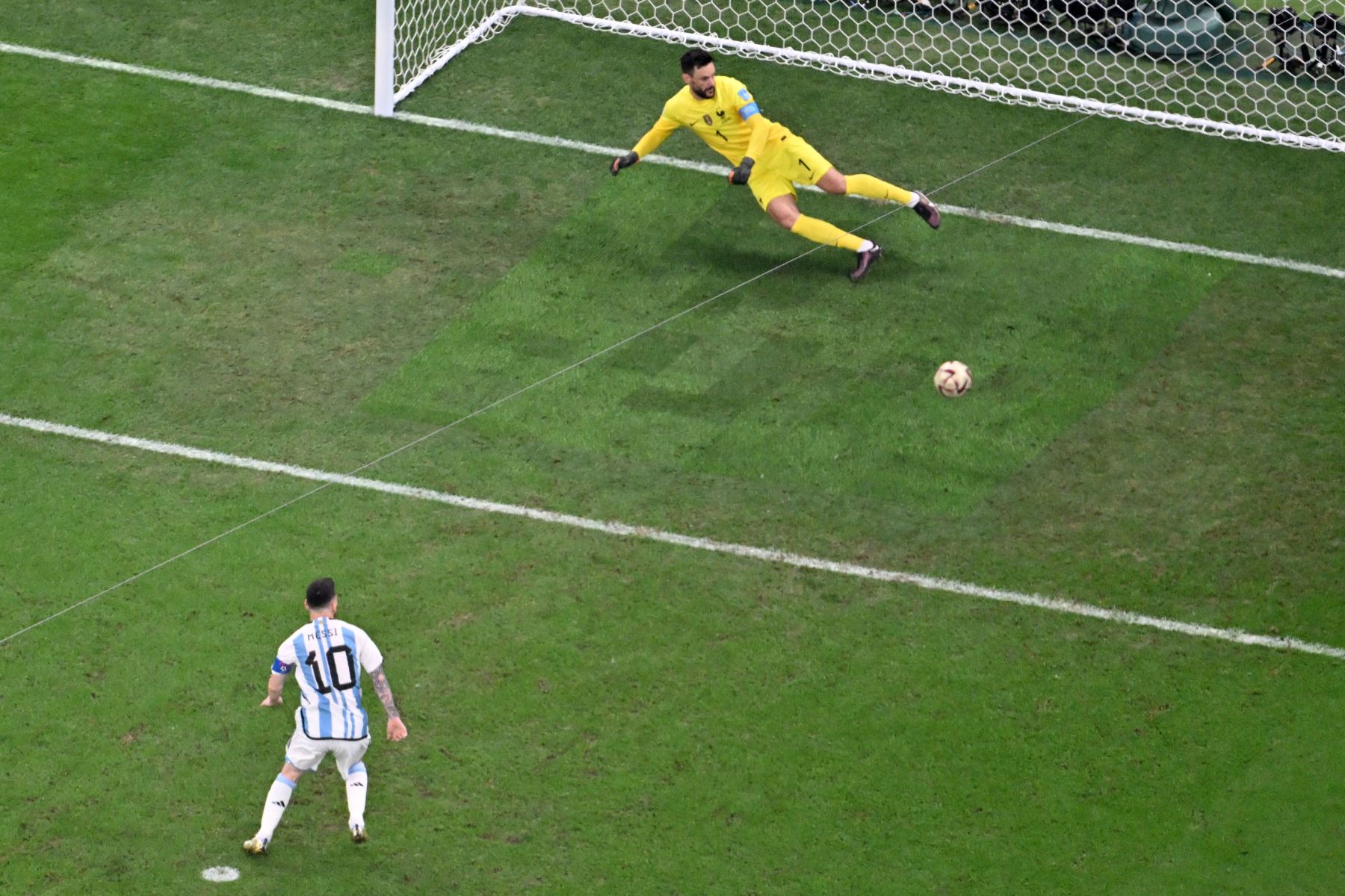 El delantero argentino Lionel Messi anota un penal frente al portero francés Hugo Lloris durante el partido de fútbol final de la Copa Mundial de Qatar 2022 entre Argentina y Francia en el Estadio Lusail en Lusail, al norte de Doha, el 18 de diciembre de 2022.
Foto: AFP