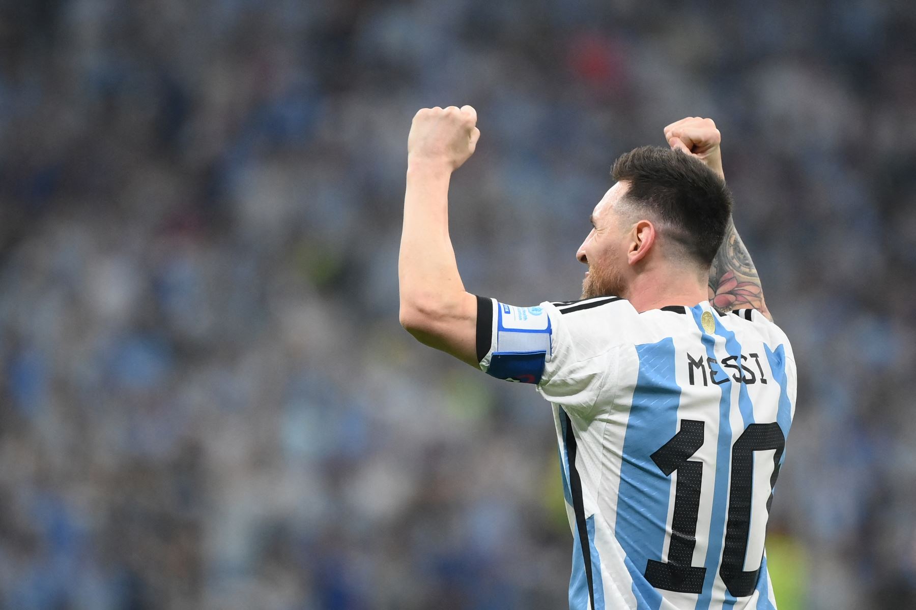 El delantero argentino Lionel Messi celebra marcar el primer gol de su equipo desde el punto de penalti durante el partido final de fútbol de la Copa Mundial de Qatar 2022 entre Argentina y Francia en el Estadio Lusail en Lusail, al norte de Doha, el 18 de diciembre de 2022.
Foto: AFP