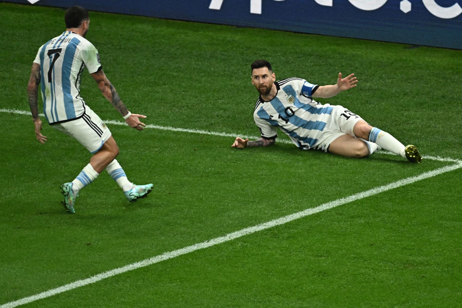 El delantero argentino Lionel Messi celebra marcar el primer gol de su equipo durante el partido de fútbol final de la Copa Mundial Qatar 2022 entre Argentina y Francia en el Estadio Lusail en Lusail, al norte de Doha, el 18 de diciembre de 2022.
Foto: AFP