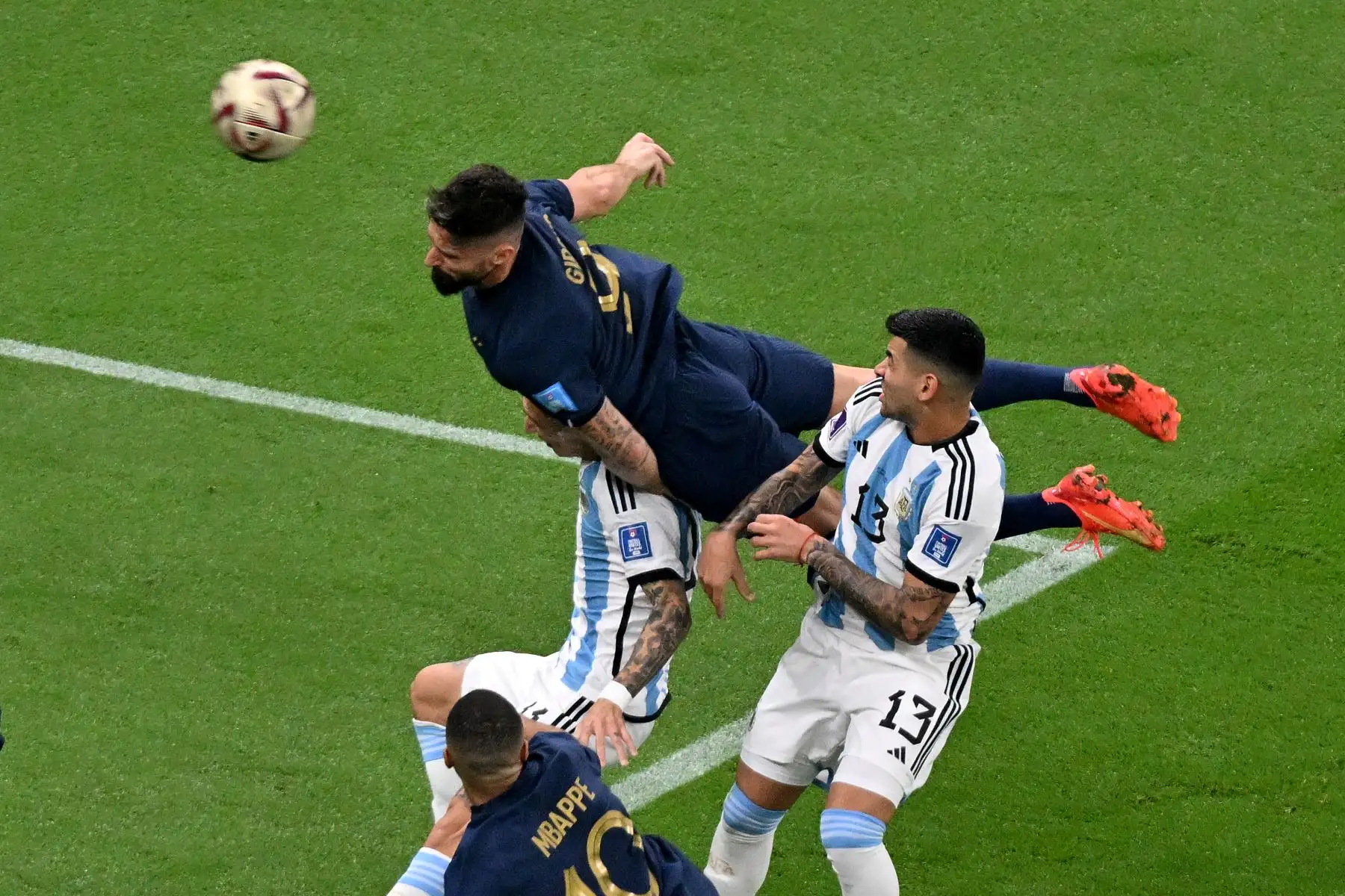 El delantero francés Olivier Giroud cabecea el balón durante el partido de fútbol final de la Copa Mundial Qatar 2022 entre Argentina y Francia en el Estadio Lusail en Lusail, al norte de Doha, el 18 de diciembre de 2022.
Foto: AFP