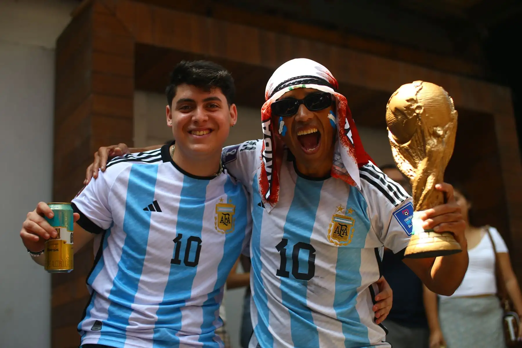 Los fanáticos de Argentina reaccionan mientras ven la transmisión en vivo del partido de fútbol final de la Copa Mundial Qatar 2022 entre Francia y Argentina en la calle de las pizzas, en Miraflores.
Foto: ANDINA/Ricardo Cuba