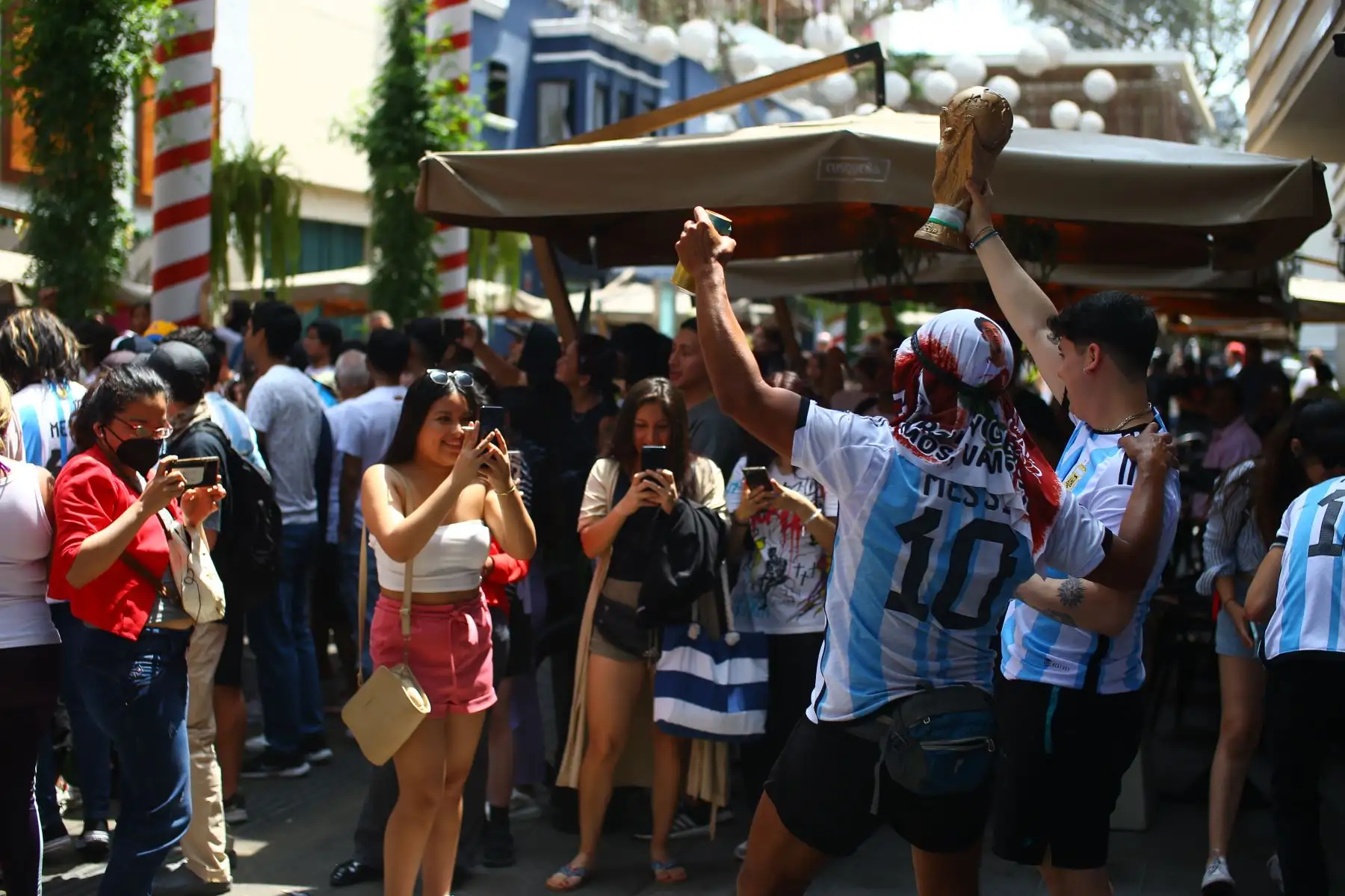 Los fanáticos de Argentina reaccionan mientras ven la transmisión en vivo del partido de fútbol final de la Copa Mundial Qatar 2022 entre Francia y Argentina en la calle de las pizzas, en Miraflores.
Foto: ANDINA/Ricardo Cuba