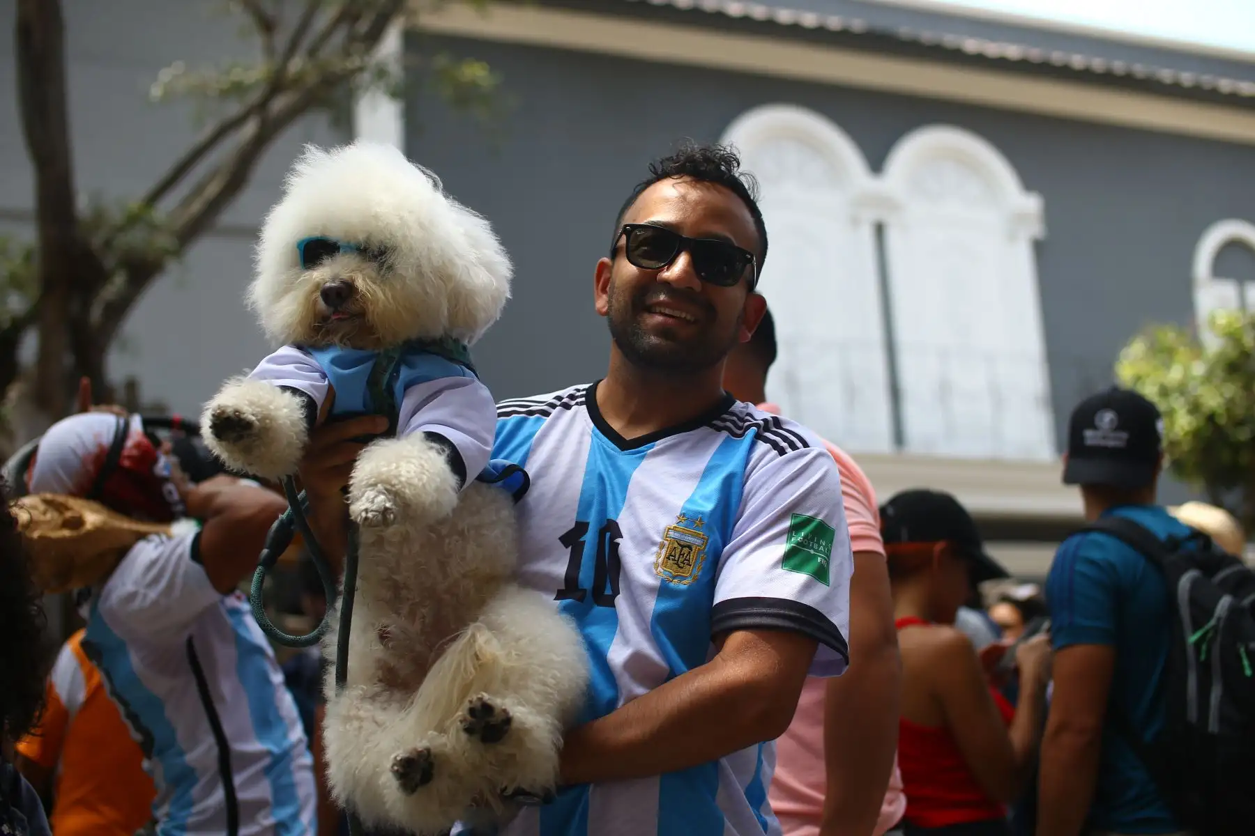 Los fanáticos de Argentina reaccionan mientras ven la transmisión en vivo del partido de fútbol final de la Copa Mundial Qatar 2022 entre Francia y Argentina en la calle de las pizzas, en Miraflores.
Foto: ANDINA/Ricardo Cuba