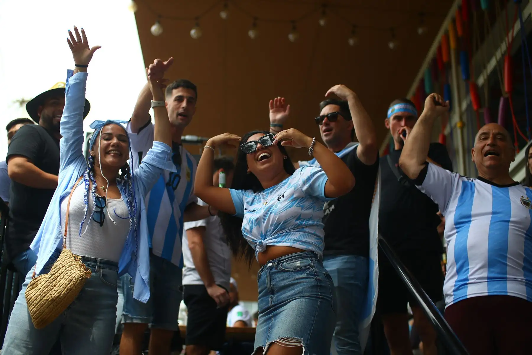 Los fanáticos de Argentina reaccionan mientras ven la transmisión en vivo del partido de fútbol final de la Copa Mundial Qatar 2022 entre Francia y Argentina en la calle de las pizzas, en Miraflores.
Foto: ANDINA/Ricardo Cuba