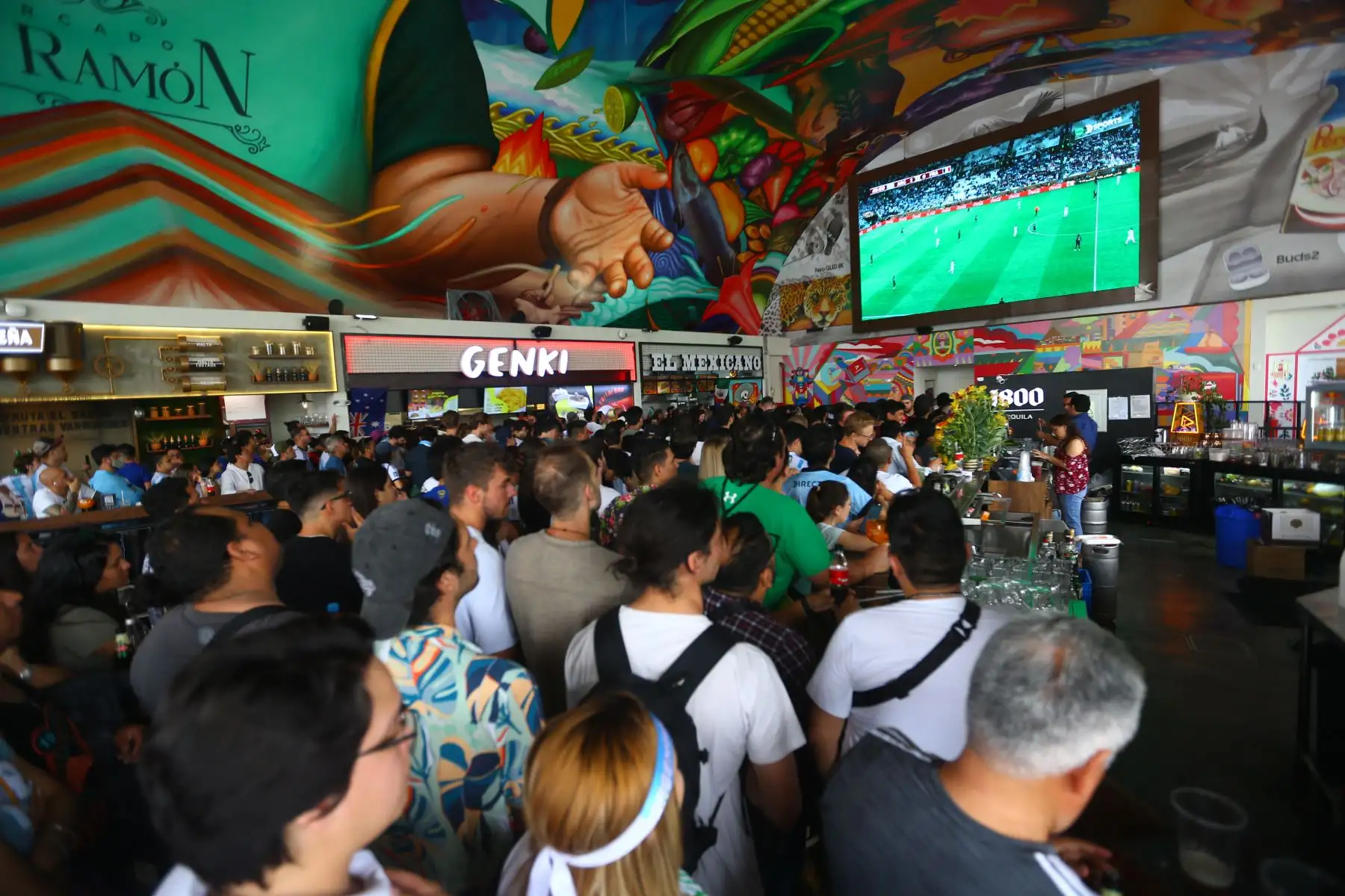 Hinchas disfrutan de la transmisión en vivo del partido de fútbol final de la Copa Mundial Qatar 2022 entre Francia y Argentina en la calle de las pizzas, en Miraflores.
Foto: ANDINA/Ricardo Cuba