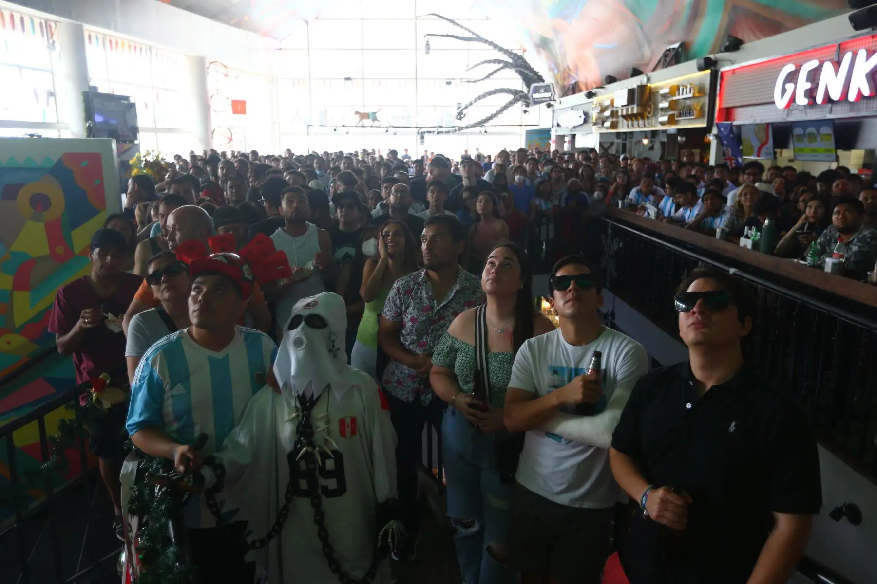 Hinchas disfrutan de la transmisión en vivo del partido de fútbol final de la Copa Mundial Qatar 2022 entre Francia y Argentina en la calle de las pizzas, en Miraflores.
Foto: ANDINA/Ricardo Cuba