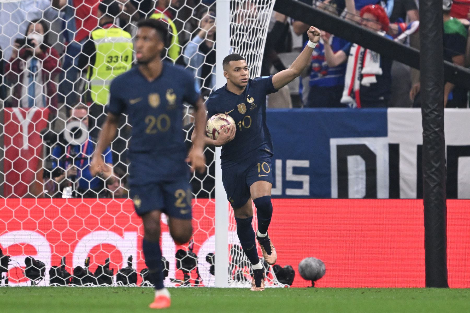 El delantero francés Kylian Mbappe celebra marcar el primer gol de su equipo desde el punto de penalti durante el partido de fútbol de la final de la Copa Mundial de Qatar 2022 entre Argentina y Francia en el Estadio Lusail en Lusail, al norte de Doha, el 18 de diciembre de 2022.
Foto: AFP