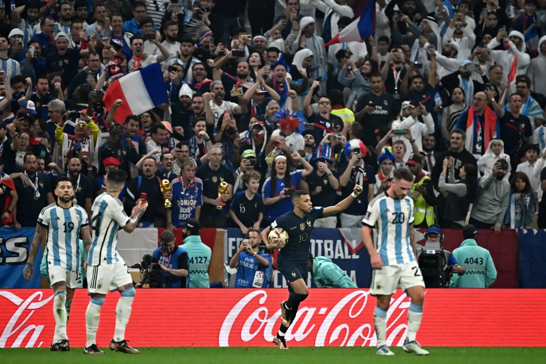 El delantero francés Kylian Mbappe celebra marcar el primer gol de su equipo desde el punto de penalti durante el partido de fútbol de la final de la Copa Mundial de Qatar 2022 entre Argentina y Francia en el Estadio Lusail en Lusail, al norte de Doha, el 18 de diciembre de 2022.
Foto: AFP