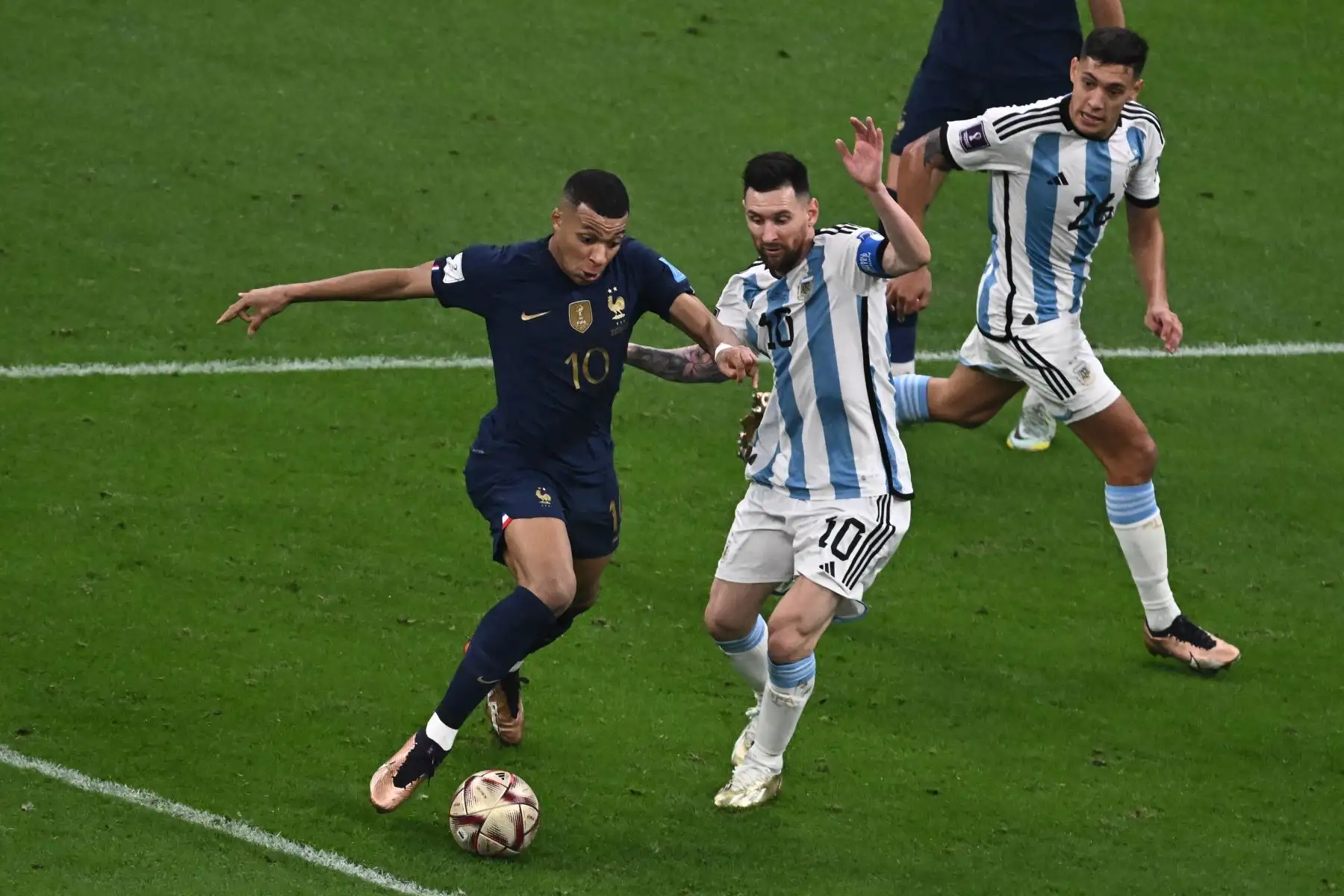 El delantero francés Kylian Mbappe lucha por el balón con el delantero argentino Lionel Messi durante el partido de fútbol de la final de la Copa Mundial Qatar 2022 entre Argentina y Francia en el Estadio Lusail en Lusail, al norte de Doha, el 18 de diciembre de 2022.
Foto: AFP