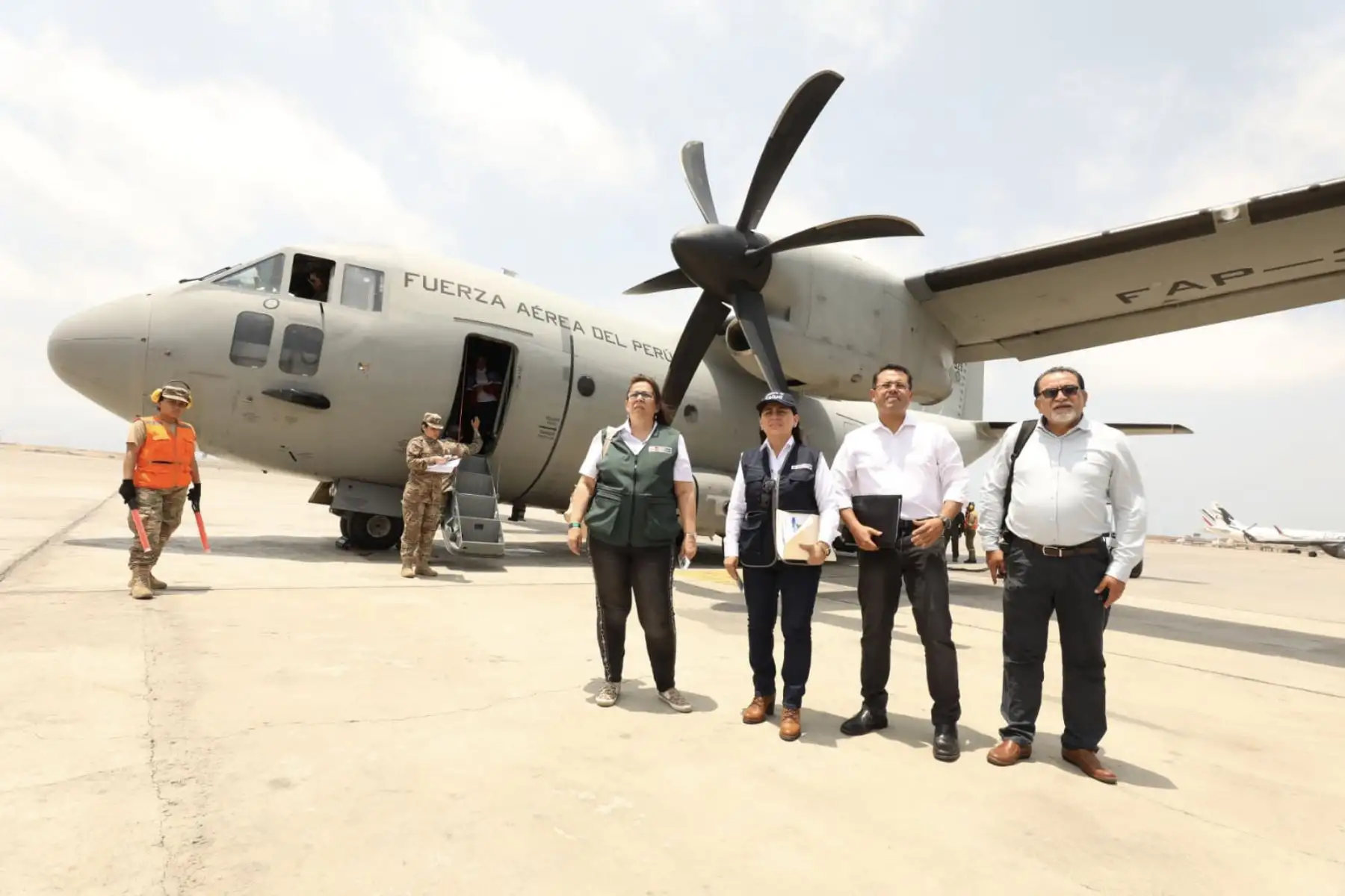 La ministra de Salud, Rosa Gutiérrez, viaja a Huamanga, junto a brigadistas de emergencias y urgencias, para trasladar a tres pacientes del Hospital Regional de Ayacucho que necesitan atención especializada en Lima. 
Foto:ANDINA/MINSA