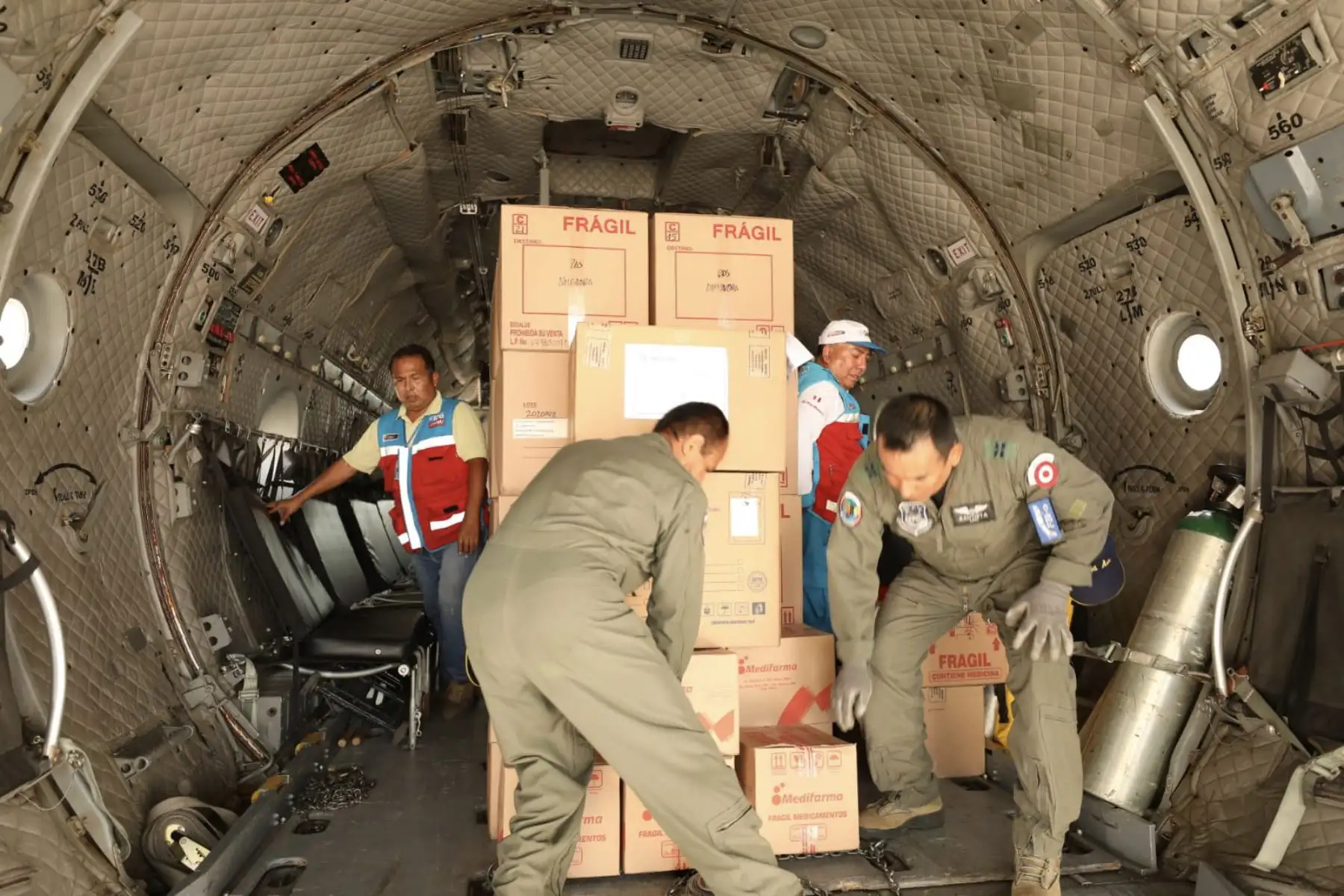 Este puente aéreo es posible gracias al trabajo articulado del Minsa y la Fuerza Aérea del Perú, con el objetivo de garantizar la atencion oportuna y movilizar 130 kg de insumos médicos que serán distribuidos a los diferentes establecimientos de salud de la región.
Foto:ANDINA/MINSA