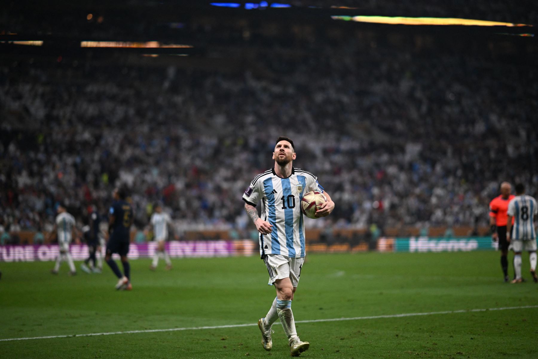 El delantero argentino Lionel Messi reacciona antes de la tanda de penales durante el partido de fútbol final de la Copa Mundial Qatar 2022 entre Argentina y Francia en el Estadio Lusail en Lusail, al norte de Doha, el 18 de diciembre de 2022.
Foto: AFP