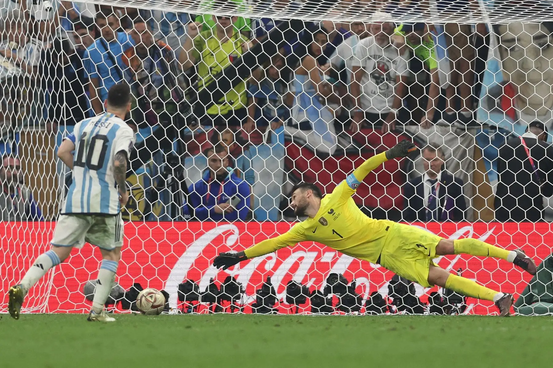 El delantero argentino Lionel Messi supera al portero francés Hugo Lloris en la tanda de penales durante el partido de fútbol de la final de la Copa Mundial de Qatar 2022 entre Argentina y Francia en el Estadio Lusail en Lusail, al norte de Doha, el 18 de diciembre de 2022.
Foto: AFP
