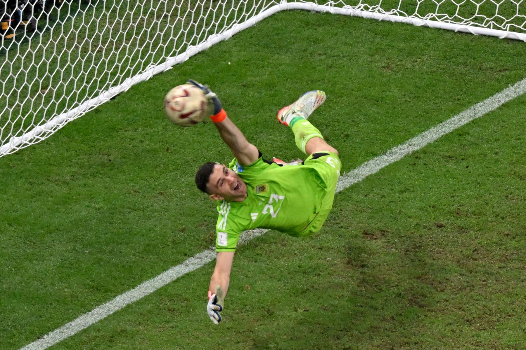 El arquero argentino Emiliano Martínez concede un penalti durante el partido de fútbol de la final de la Copa Mundial Qatar 2022 entre Argentina y Francia en el Estadio Lusail en Lusail, al norte de Doha, el 18 de diciembre de 2022.
Foto: AFP